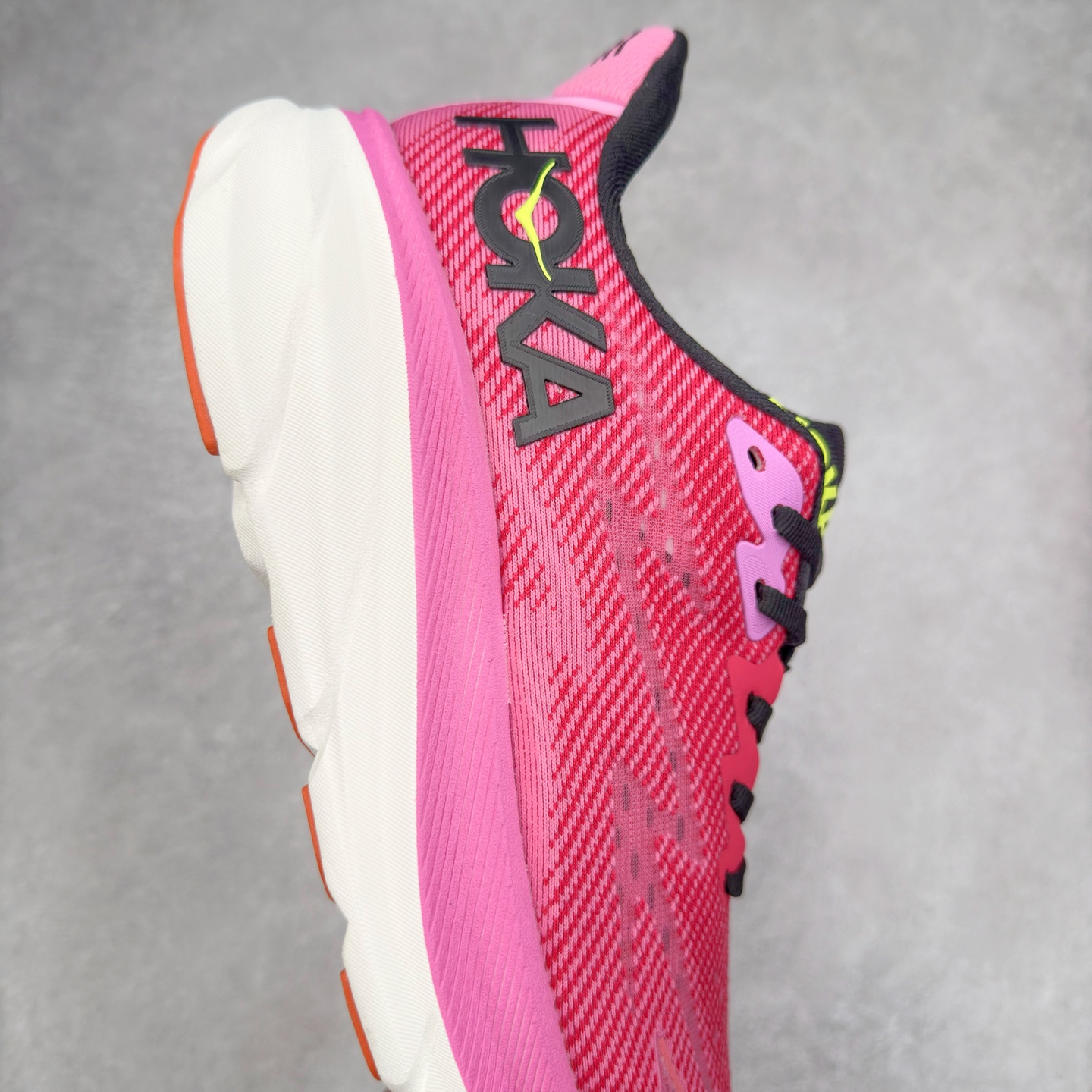 图片[6]-HOKA ONE ONE Clifton 克里夫顿9代专业性能减震公路跑步鞋 轻盈透气的针织网面和纱线的使用让鞋面更挺拔 增强鞋面的强度和支撑性能 搭配柔软的鞋舌 让双脚在舒适包裹中跑的更加畅快 全新泡棉中底 柔软的同时增强回弹性能 为不同跑者提供更平稳流畅的脚感 带来全面的缓冲保护 根据人体工程学设计的延长拉襟 后跟处弹软的海绵填充舒适固定 避免掉跟和摩擦 相比上一代光滑的内衬 Clifton 9的内衬增强了摩擦力 避免双脚在鞋内滑动 尺码：36 36.5 37.5 38 38.5 39 40 40.5 41 42 42.5 43 44 44.5 45-选品中心