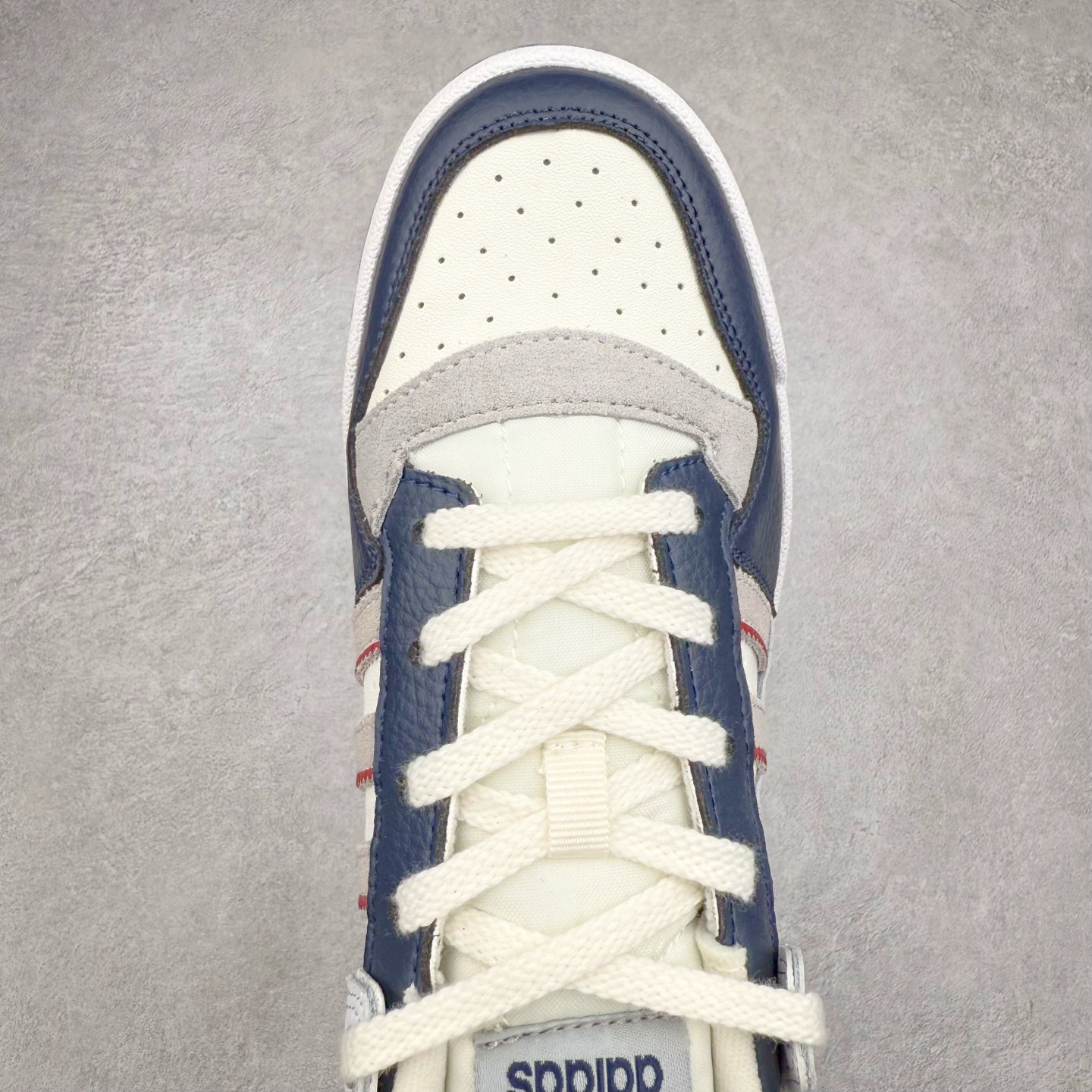 图片[4]-AD Forum 84 Low OG 低帮百搭潮流休闲运动板鞋 JP9967 以复古篮球鞋的外形为基础 采用皮革拼接 简约百搭 更加贴合舒适 中底内侧网格造型起到点睛之笔 外底橡胶 更显复古 尺码：36 36.5 37.5 38 38.5 39 40 40.5 41 42 42.5 43 44 44.5 45-选品中心