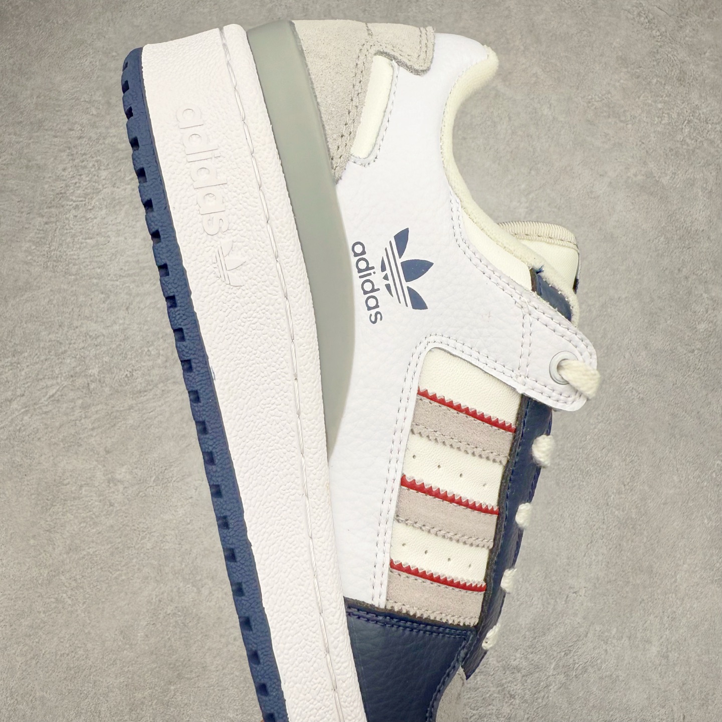 图片[6]-AD Forum 84 Low OG 低帮百搭潮流休闲运动板鞋 JP9967 以复古篮球鞋的外形为基础 采用皮革拼接 简约百搭 更加贴合舒适 中底内侧网格造型起到点睛之笔 外底橡胶 更显复古 尺码：36 36.5 37.5 38 38.5 39 40 40.5 41 42 42.5 43 44 44.5 45-选品中心