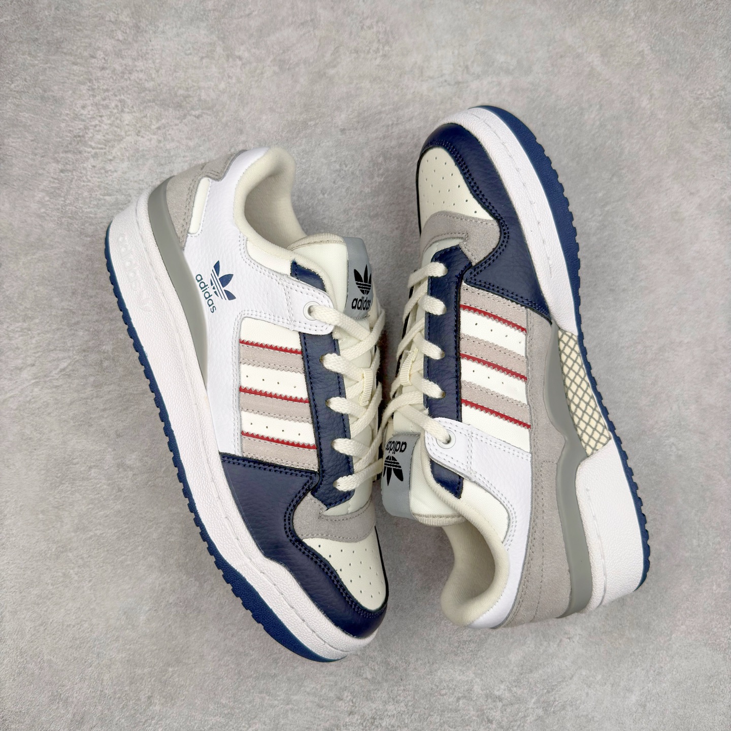 图片[3]-AD Forum 84 Low OG 低帮百搭潮流休闲运动板鞋 JP9967 以复古篮球鞋的外形为基础 采用皮革拼接 简约百搭 更加贴合舒适 中底内侧网格造型起到点睛之笔 外底橡胶 更显复古 尺码：36 36.5 37.5 38 38.5 39 40 40.5 41 42 42.5 43 44 44.5 45-选品中心