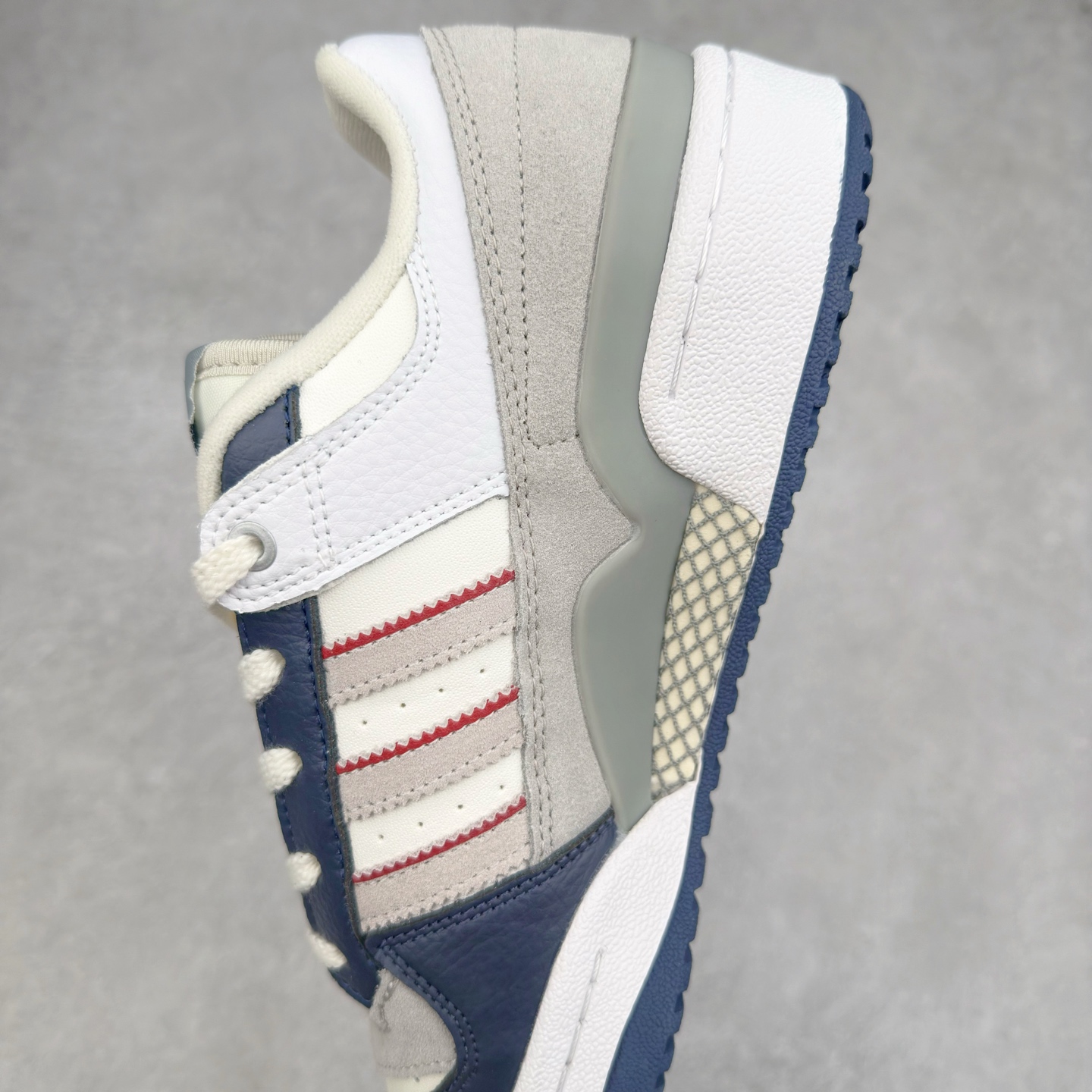 图片[7]-AD Forum 84 Low OG 低帮百搭潮流休闲运动板鞋 JP9967 以复古篮球鞋的外形为基础 采用皮革拼接 简约百搭 更加贴合舒适 中底内侧网格造型起到点睛之笔 外底橡胶 更显复古 尺码：36 36.5 37.5 38 38.5 39 40 40.5 41 42 42.5 43 44 44.5 45-选品中心