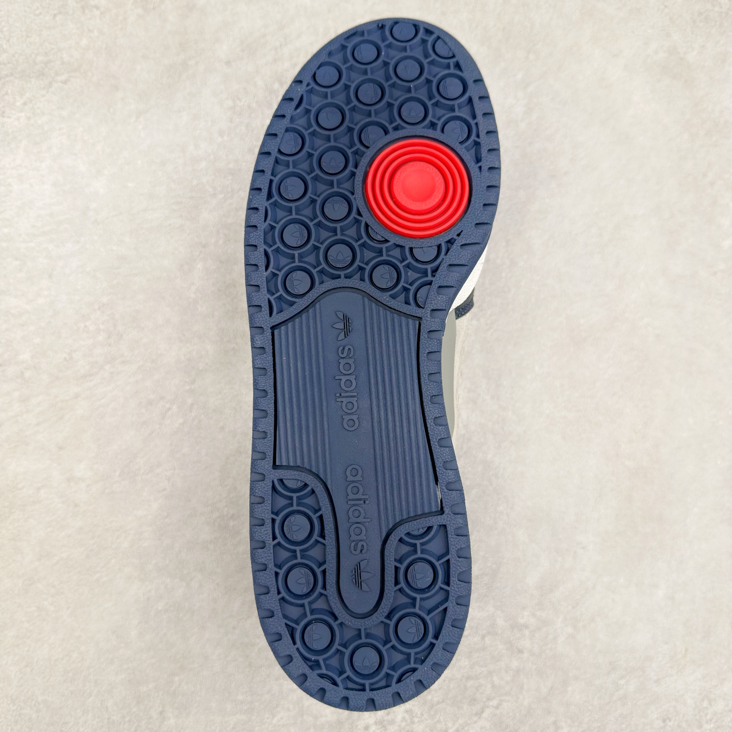 图片[9]-AD Forum 84 Low OG 低帮百搭潮流休闲运动板鞋 JP9967 以复古篮球鞋的外形为基础 采用皮革拼接 简约百搭 更加贴合舒适 中底内侧网格造型起到点睛之笔 外底橡胶 更显复古 尺码：36 36.5 37.5 38 38.5 39 40 40.5 41 42 42.5 43 44 44.5 45-选品中心