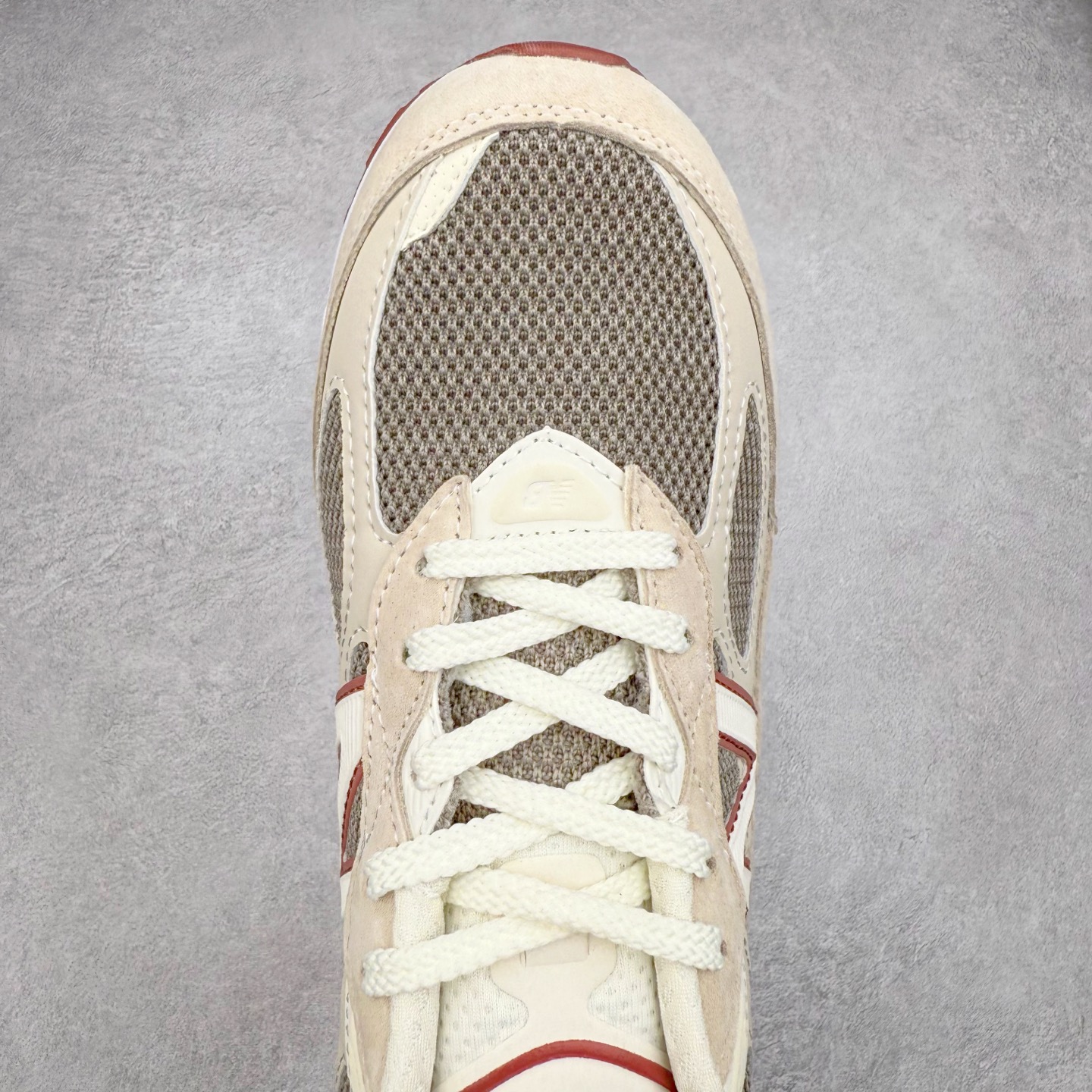 图片[4]-New Balance NB990V6 第六代总统复古慢跑鞋 这是一双极具现代感设计的复古跑鞋 990v6 鞋面大部分面积依旧采用麂皮和织物材质覆盖 从各种细节上看也还是有点 990v5 的影子 但相比 990v5 990v6 鞋面各种材质的拼接会更加复杂 这次 990v6 最大的改变相信大家应该也发现了 就是看上去貌似比 990v4 和 990v5 两代鞋款加起来还要厚的鞋底 其实这是 New Balance 首次采用的三重缓震组合鞋底 除了之前就有的 ABZORB 缓震科技和 ENCAP 中底 这次新加入了 FuelCell 缓震科技 看来舒适度和增高度 都要更上一层楼呀 990v6 的侧标 Logo 设计少见地没有印在绒面皮革上 而是置于网眼面料以及横跨鞋身的皮革织带之上 同时鞋舌上的标签设计并没有延用此前 990v4 和 990v5 采用的样式设计 而是采用了一种新的类似于三角徽章的设计 所以对于鞋款上的更新变化 既有延续经典的设计 也有创新性的改变 尺码：36 37 37.5 38 38.5 39 40 40.5 41.5 42 42.5 43 44 44.5 45-选品中心