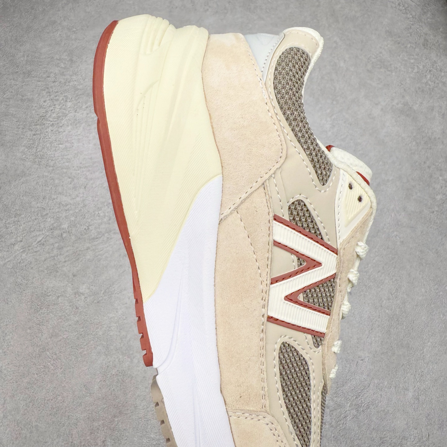 图片[6]-New Balance NB990V6 第六代总统复古慢跑鞋 这是一双极具现代感设计的复古跑鞋 990v6 鞋面大部分面积依旧采用麂皮和织物材质覆盖 从各种细节上看也还是有点 990v5 的影子 但相比 990v5 990v6 鞋面各种材质的拼接会更加复杂 这次 990v6 最大的改变相信大家应该也发现了 就是看上去貌似比 990v4 和 990v5 两代鞋款加起来还要厚的鞋底 其实这是 New Balance 首次采用的三重缓震组合鞋底 除了之前就有的 ABZORB 缓震科技和 ENCAP 中底 这次新加入了 FuelCell 缓震科技 看来舒适度和增高度 都要更上一层楼呀 990v6 的侧标 Logo 设计少见地没有印在绒面皮革上 而是置于网眼面料以及横跨鞋身的皮革织带之上 同时鞋舌上的标签设计并没有延用此前 990v4 和 990v5 采用的样式设计 而是采用了一种新的类似于三角徽章的设计 所以对于鞋款上的更新变化 既有延续经典的设计 也有创新性的改变 尺码：36 37 37.5 38 38.5 39 40 40.5 41.5 42 42.5 43 44 44.5 45-选品中心