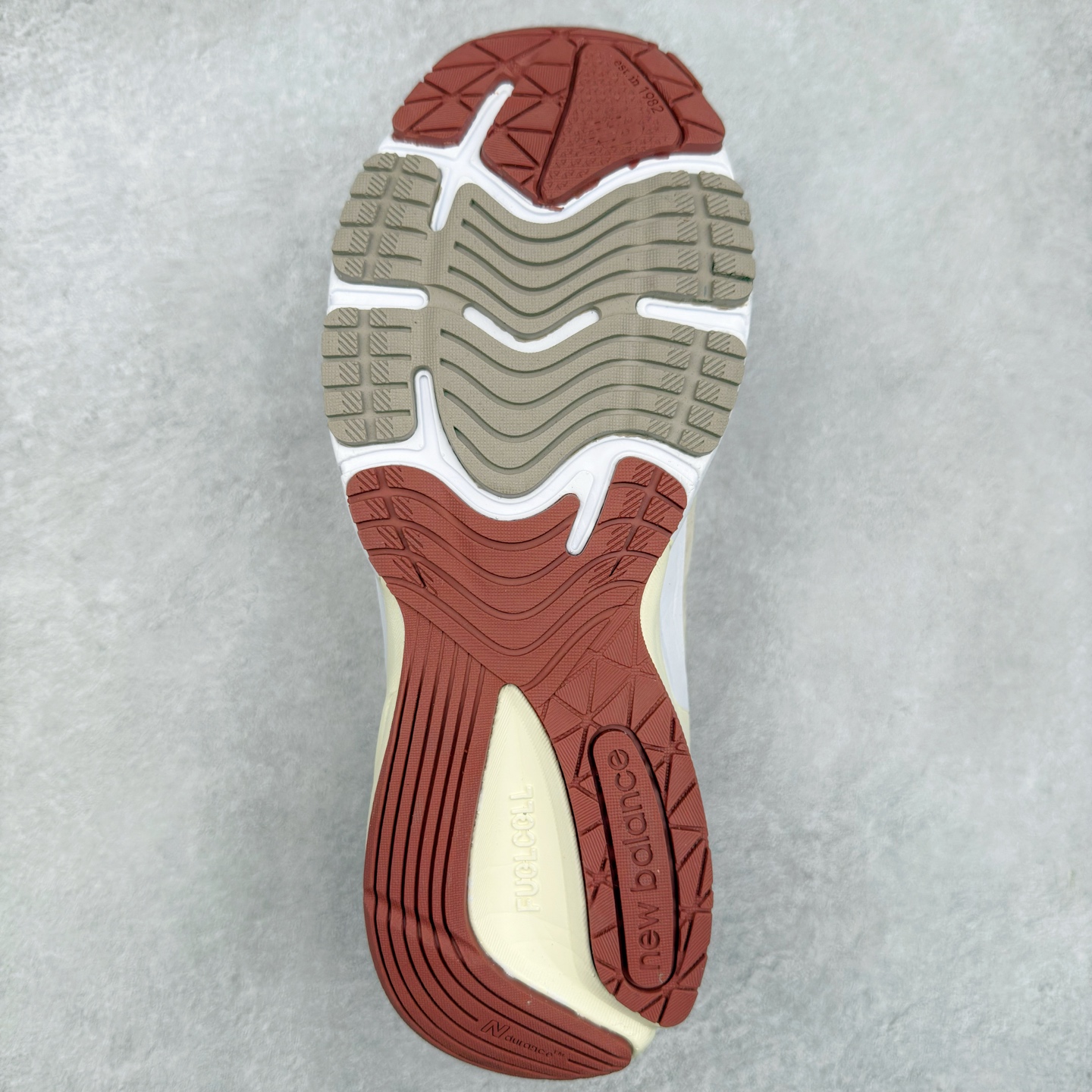 图片[9]-New Balance NB990V6 第六代总统复古慢跑鞋 这是一双极具现代感设计的复古跑鞋 990v6 鞋面大部分面积依旧采用麂皮和织物材质覆盖 从各种细节上看也还是有点 990v5 的影子 但相比 990v5 990v6 鞋面各种材质的拼接会更加复杂 这次 990v6 最大的改变相信大家应该也发现了 就是看上去貌似比 990v4 和 990v5 两代鞋款加起来还要厚的鞋底 其实这是 New Balance 首次采用的三重缓震组合鞋底 除了之前就有的 ABZORB 缓震科技和 ENCAP 中底 这次新加入了 FuelCell 缓震科技 看来舒适度和增高度 都要更上一层楼呀 990v6 的侧标 Logo 设计少见地没有印在绒面皮革上 而是置于网眼面料以及横跨鞋身的皮革织带之上 同时鞋舌上的标签设计并没有延用此前 990v4 和 990v5 采用的样式设计 而是采用了一种新的类似于三角徽章的设计 所以对于鞋款上的更新变化 既有延续经典的设计 也有创新性的改变 尺码：36 37 37.5 38 38.5 39 40 40.5 41.5 42 42.5 43 44 44.5 45-选品中心