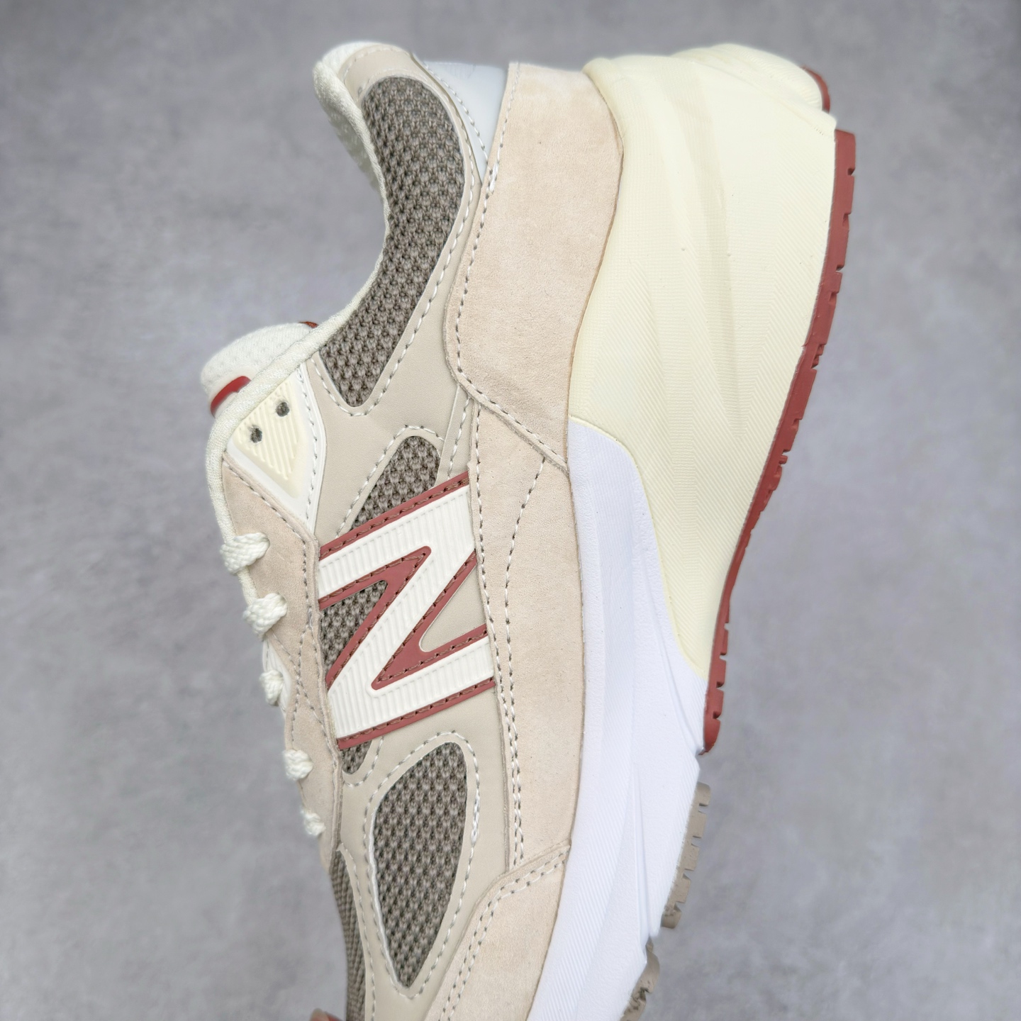 图片[7]-New Balance NB990V6 第六代总统复古慢跑鞋 这是一双极具现代感设计的复古跑鞋 990v6 鞋面大部分面积依旧采用麂皮和织物材质覆盖 从各种细节上看也还是有点 990v5 的影子 但相比 990v5 990v6 鞋面各种材质的拼接会更加复杂 这次 990v6 最大的改变相信大家应该也发现了 就是看上去貌似比 990v4 和 990v5 两代鞋款加起来还要厚的鞋底 其实这是 New Balance 首次采用的三重缓震组合鞋底 除了之前就有的 ABZORB 缓震科技和 ENCAP 中底 这次新加入了 FuelCell 缓震科技 看来舒适度和增高度 都要更上一层楼呀 990v6 的侧标 Logo 设计少见地没有印在绒面皮革上 而是置于网眼面料以及横跨鞋身的皮革织带之上 同时鞋舌上的标签设计并没有延用此前 990v4 和 990v5 采用的样式设计 而是采用了一种新的类似于三角徽章的设计 所以对于鞋款上的更新变化 既有延续经典的设计 也有创新性的改变 尺码：36 37 37.5 38 38.5 39 40 40.5 41.5 42 42.5 43 44 44.5 45-选品中心