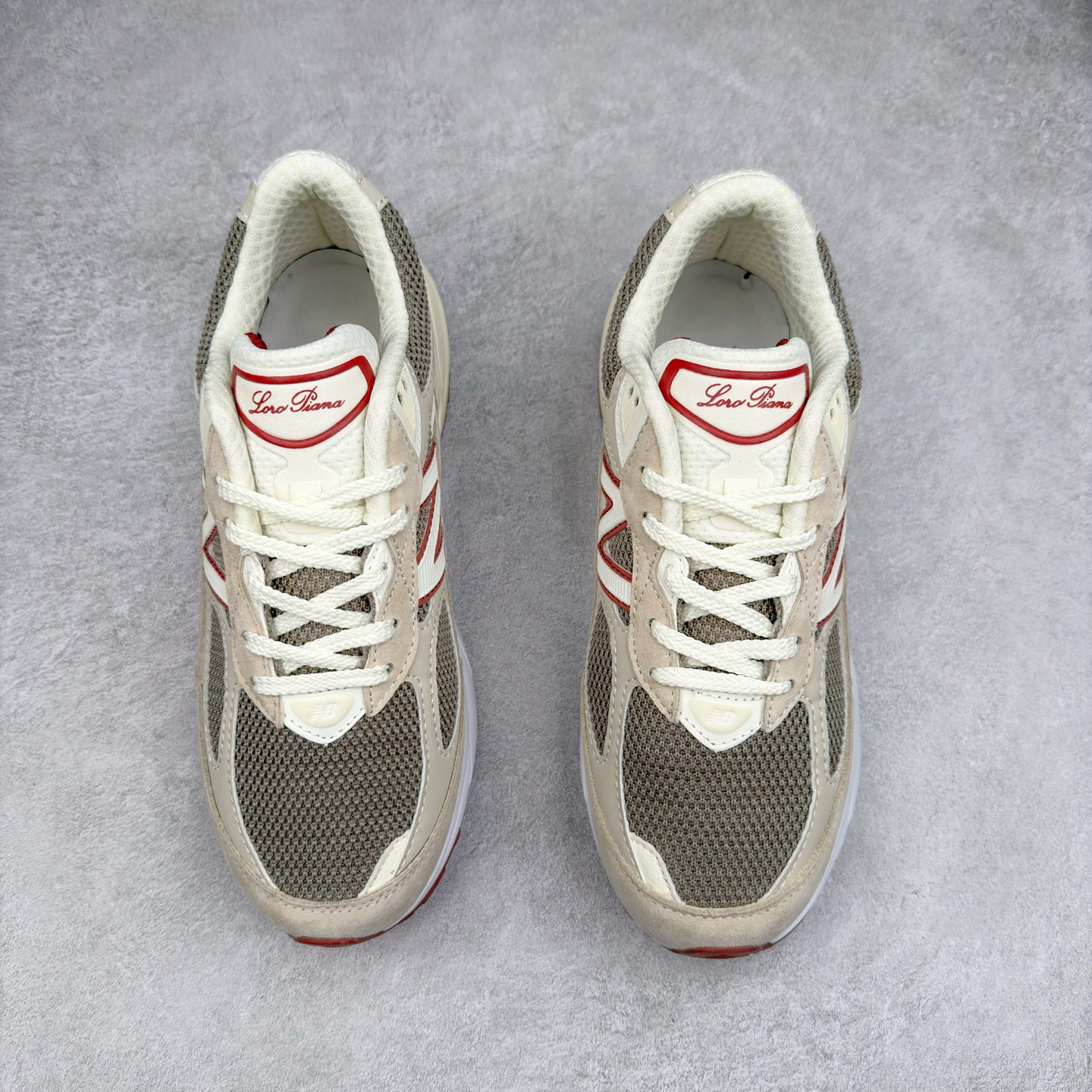 图片[2]-New Balance NB990V6 第六代总统复古慢跑鞋 这是一双极具现代感设计的复古跑鞋 990v6 鞋面大部分面积依旧采用麂皮和织物材质覆盖 从各种细节上看也还是有点 990v5 的影子 但相比 990v5 990v6 鞋面各种材质的拼接会更加复杂 这次 990v6 最大的改变相信大家应该也发现了 就是看上去貌似比 990v4 和 990v5 两代鞋款加起来还要厚的鞋底 其实这是 New Balance 首次采用的三重缓震组合鞋底 除了之前就有的 ABZORB 缓震科技和 ENCAP 中底 这次新加入了 FuelCell 缓震科技 看来舒适度和增高度 都要更上一层楼呀 990v6 的侧标 Logo 设计少见地没有印在绒面皮革上 而是置于网眼面料以及横跨鞋身的皮革织带之上 同时鞋舌上的标签设计并没有延用此前 990v4 和 990v5 采用的样式设计 而是采用了一种新的类似于三角徽章的设计 所以对于鞋款上的更新变化 既有延续经典的设计 也有创新性的改变 尺码：36 37 37.5 38 38.5 39 40 40.5 41.5 42 42.5 43 44 44.5 45-选品中心