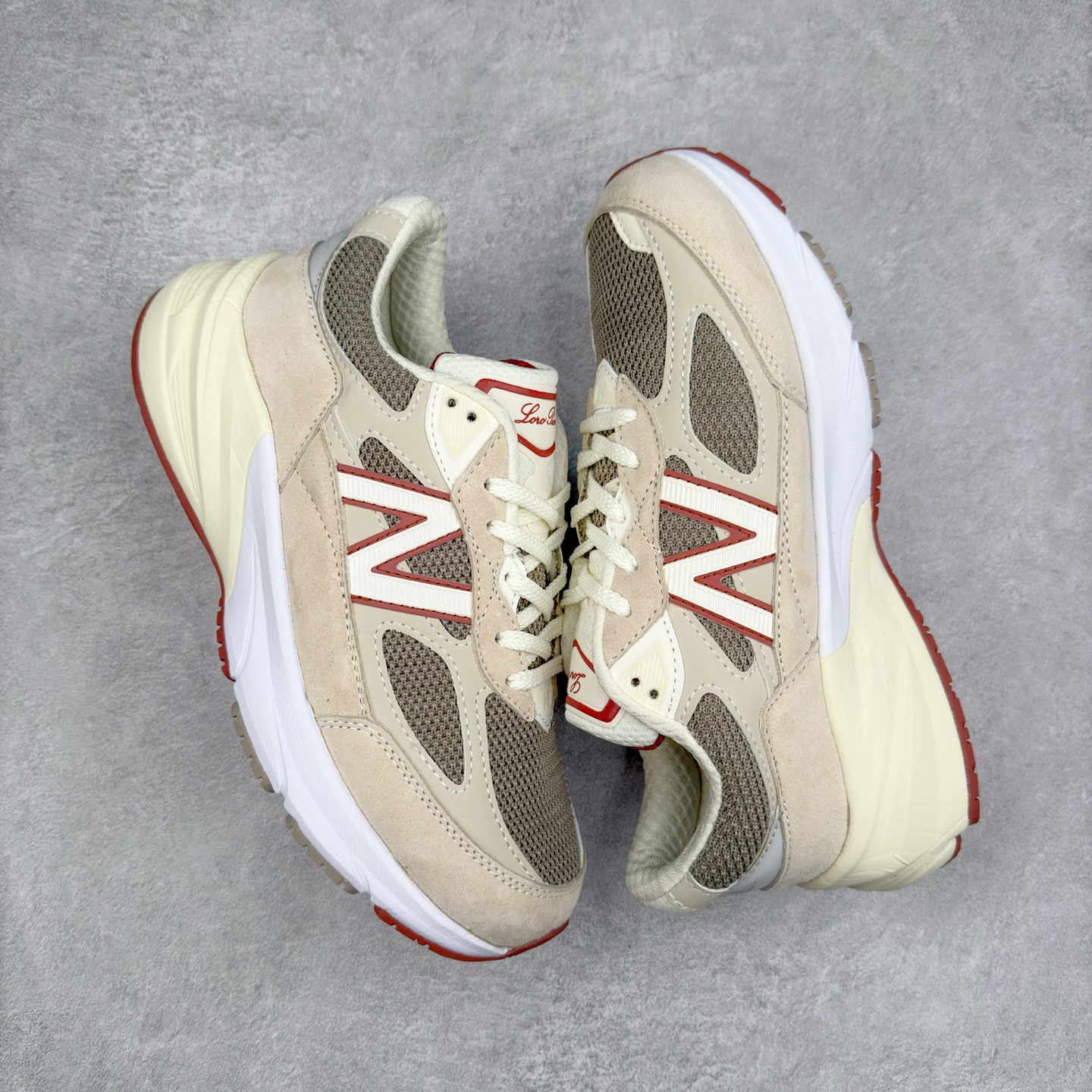 图片[3]-New Balance NB990V6 第六代总统复古慢跑鞋 这是一双极具现代感设计的复古跑鞋 990v6 鞋面大部分面积依旧采用麂皮和织物材质覆盖 从各种细节上看也还是有点 990v5 的影子 但相比 990v5 990v6 鞋面各种材质的拼接会更加复杂 这次 990v6 最大的改变相信大家应该也发现了 就是看上去貌似比 990v4 和 990v5 两代鞋款加起来还要厚的鞋底 其实这是 New Balance 首次采用的三重缓震组合鞋底 除了之前就有的 ABZORB 缓震科技和 ENCAP 中底 这次新加入了 FuelCell 缓震科技 看来舒适度和增高度 都要更上一层楼呀 990v6 的侧标 Logo 设计少见地没有印在绒面皮革上 而是置于网眼面料以及横跨鞋身的皮革织带之上 同时鞋舌上的标签设计并没有延用此前 990v4 和 990v5 采用的样式设计 而是采用了一种新的类似于三角徽章的设计 所以对于鞋款上的更新变化 既有延续经典的设计 也有创新性的改变 尺码：36 37 37.5 38 38.5 39 40 40.5 41.5 42 42.5 43 44 44.5 45-选品中心
