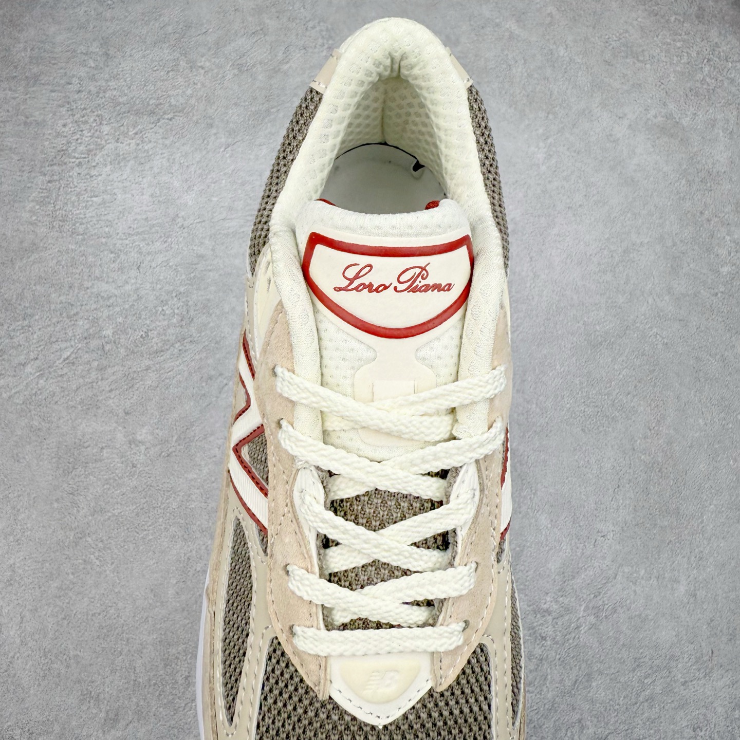 图片[5]-New Balance NB990V6 第六代总统复古慢跑鞋 这是一双极具现代感设计的复古跑鞋 990v6 鞋面大部分面积依旧采用麂皮和织物材质覆盖 从各种细节上看也还是有点 990v5 的影子 但相比 990v5 990v6 鞋面各种材质的拼接会更加复杂 这次 990v6 最大的改变相信大家应该也发现了 就是看上去貌似比 990v4 和 990v5 两代鞋款加起来还要厚的鞋底 其实这是 New Balance 首次采用的三重缓震组合鞋底 除了之前就有的 ABZORB 缓震科技和 ENCAP 中底 这次新加入了 FuelCell 缓震科技 看来舒适度和增高度 都要更上一层楼呀 990v6 的侧标 Logo 设计少见地没有印在绒面皮革上 而是置于网眼面料以及横跨鞋身的皮革织带之上 同时鞋舌上的标签设计并没有延用此前 990v4 和 990v5 采用的样式设计 而是采用了一种新的类似于三角徽章的设计 所以对于鞋款上的更新变化 既有延续经典的设计 也有创新性的改变 尺码：36 37 37.5 38 38.5 39 40 40.5 41.5 42 42.5 43 44 44.5 45-选品中心