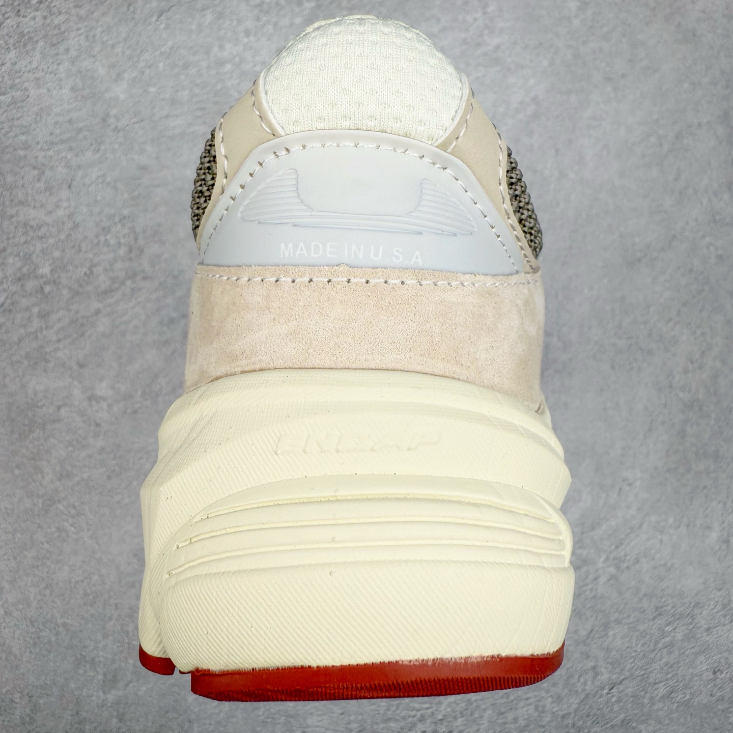 图片[8]-New Balance NB990V6 第六代总统复古慢跑鞋 这是一双极具现代感设计的复古跑鞋 990v6 鞋面大部分面积依旧采用麂皮和织物材质覆盖 从各种细节上看也还是有点 990v5 的影子 但相比 990v5 990v6 鞋面各种材质的拼接会更加复杂 这次 990v6 最大的改变相信大家应该也发现了 就是看上去貌似比 990v4 和 990v5 两代鞋款加起来还要厚的鞋底 其实这是 New Balance 首次采用的三重缓震组合鞋底 除了之前就有的 ABZORB 缓震科技和 ENCAP 中底 这次新加入了 FuelCell 缓震科技 看来舒适度和增高度 都要更上一层楼呀 990v6 的侧标 Logo 设计少见地没有印在绒面皮革上 而是置于网眼面料以及横跨鞋身的皮革织带之上 同时鞋舌上的标签设计并没有延用此前 990v4 和 990v5 采用的样式设计 而是采用了一种新的类似于三角徽章的设计 所以对于鞋款上的更新变化 既有延续经典的设计 也有创新性的改变 尺码：36 37 37.5 38 38.5 39 40 40.5 41.5 42 42.5 43 44 44.5 45-选品中心