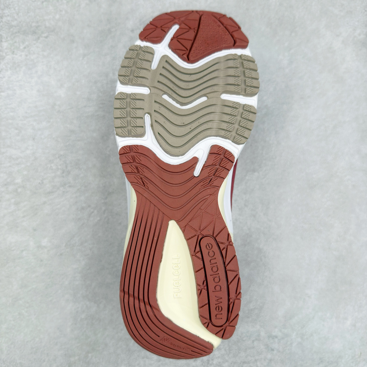 图片[9]-New Balance NB990V6 第六代总统复古慢跑鞋 这是一双极具现代感设计的复古跑鞋 990v6 鞋面大部分面积依旧采用麂皮和织物材质覆盖 从各种细节上看也还是有点 990v5 的影子 但相比 990v5 990v6 鞋面各种材质的拼接会更加复杂 这次 990v6 最大的改变相信大家应该也发现了 就是看上去貌似比 990v4 和 990v5 两代鞋款加起来还要厚的鞋底 其实这是 New Balance 首次采用的三重缓震组合鞋底 除了之前就有的 ABZORB 缓震科技和 ENCAP 中底 这次新加入了 FuelCell 缓震科技 看来舒适度和增高度 都要更上一层楼呀 990v6 的侧标 Logo 设计少见地没有印在绒面皮革上 而是置于网眼面料以及横跨鞋身的皮革织带之上 同时鞋舌上的标签设计并没有延用此前 990v4 和 990v5 采用的样式设计 而是采用了一种新的类似于三角徽章的设计 所以对于鞋款上的更新变化 既有延续经典的设计 也有创新性的改变 尺码：36 37 37.5 38 38.5 39 40 40.5 41.5 42 42.5 43 44 44.5 45-选品中心