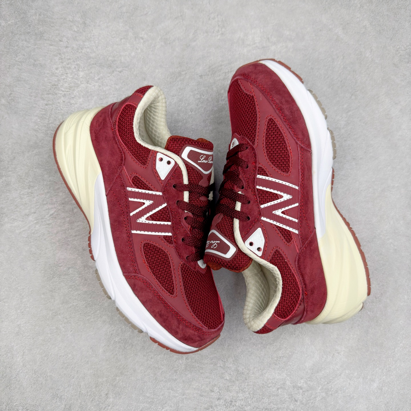 图片[3]-New Balance NB990V6 第六代总统复古慢跑鞋 这是一双极具现代感设计的复古跑鞋 990v6 鞋面大部分面积依旧采用麂皮和织物材质覆盖 从各种细节上看也还是有点 990v5 的影子 但相比 990v5 990v6 鞋面各种材质的拼接会更加复杂 这次 990v6 最大的改变相信大家应该也发现了 就是看上去貌似比 990v4 和 990v5 两代鞋款加起来还要厚的鞋底 其实这是 New Balance 首次采用的三重缓震组合鞋底 除了之前就有的 ABZORB 缓震科技和 ENCAP 中底 这次新加入了 FuelCell 缓震科技 看来舒适度和增高度 都要更上一层楼呀 990v6 的侧标 Logo 设计少见地没有印在绒面皮革上 而是置于网眼面料以及横跨鞋身的皮革织带之上 同时鞋舌上的标签设计并没有延用此前 990v4 和 990v5 采用的样式设计 而是采用了一种新的类似于三角徽章的设计 所以对于鞋款上的更新变化 既有延续经典的设计 也有创新性的改变 尺码：36 37 37.5 38 38.5 39 40 40.5 41.5 42 42.5 43 44 44.5 45-选品中心