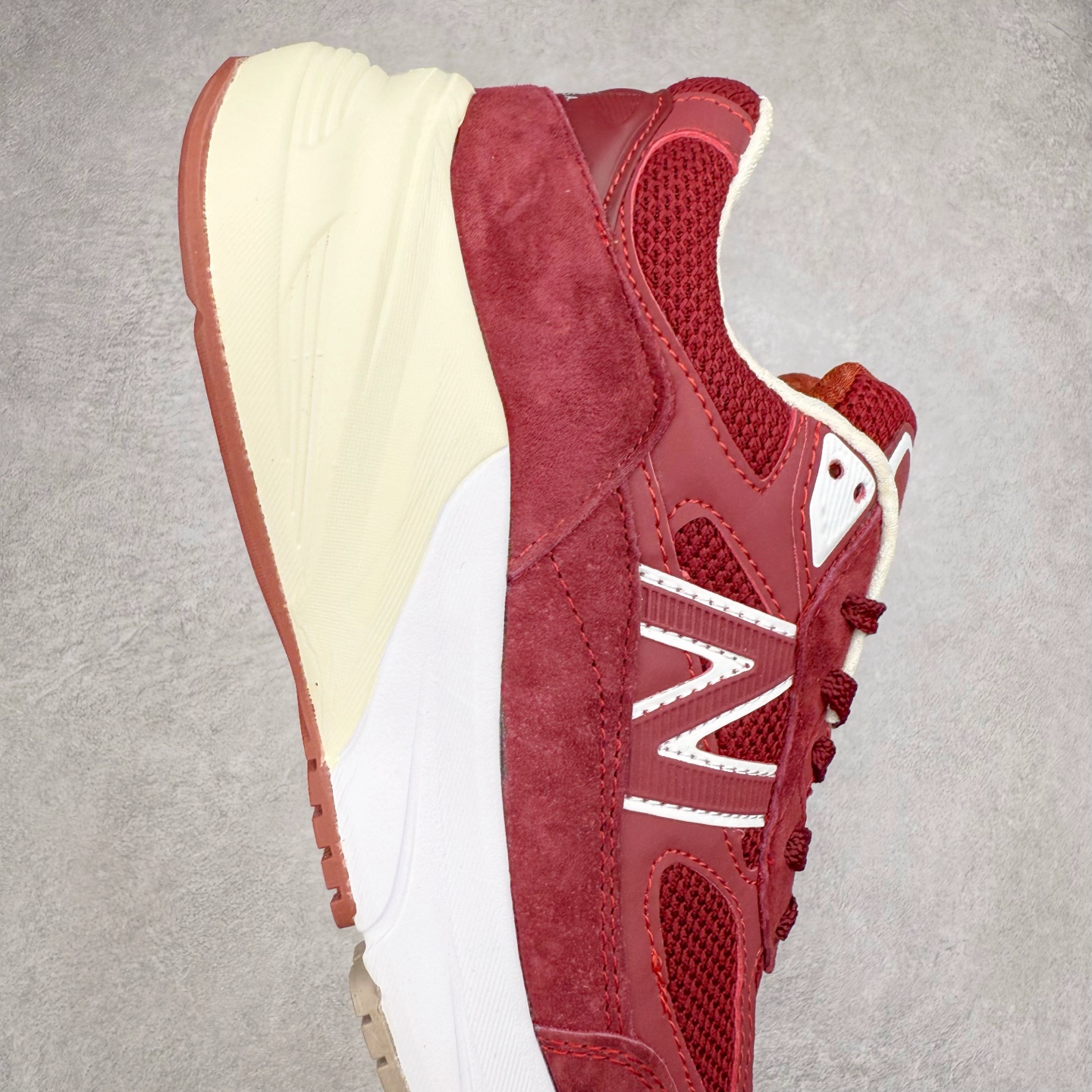 图片[6]-New Balance NB990V6 第六代总统复古慢跑鞋 这是一双极具现代感设计的复古跑鞋 990v6 鞋面大部分面积依旧采用麂皮和织物材质覆盖 从各种细节上看也还是有点 990v5 的影子 但相比 990v5 990v6 鞋面各种材质的拼接会更加复杂 这次 990v6 最大的改变相信大家应该也发现了 就是看上去貌似比 990v4 和 990v5 两代鞋款加起来还要厚的鞋底 其实这是 New Balance 首次采用的三重缓震组合鞋底 除了之前就有的 ABZORB 缓震科技和 ENCAP 中底 这次新加入了 FuelCell 缓震科技 看来舒适度和增高度 都要更上一层楼呀 990v6 的侧标 Logo 设计少见地没有印在绒面皮革上 而是置于网眼面料以及横跨鞋身的皮革织带之上 同时鞋舌上的标签设计并没有延用此前 990v4 和 990v5 采用的样式设计 而是采用了一种新的类似于三角徽章的设计 所以对于鞋款上的更新变化 既有延续经典的设计 也有创新性的改变 尺码：36 37 37.5 38 38.5 39 40 40.5 41.5 42 42.5 43 44 44.5 45-选品中心