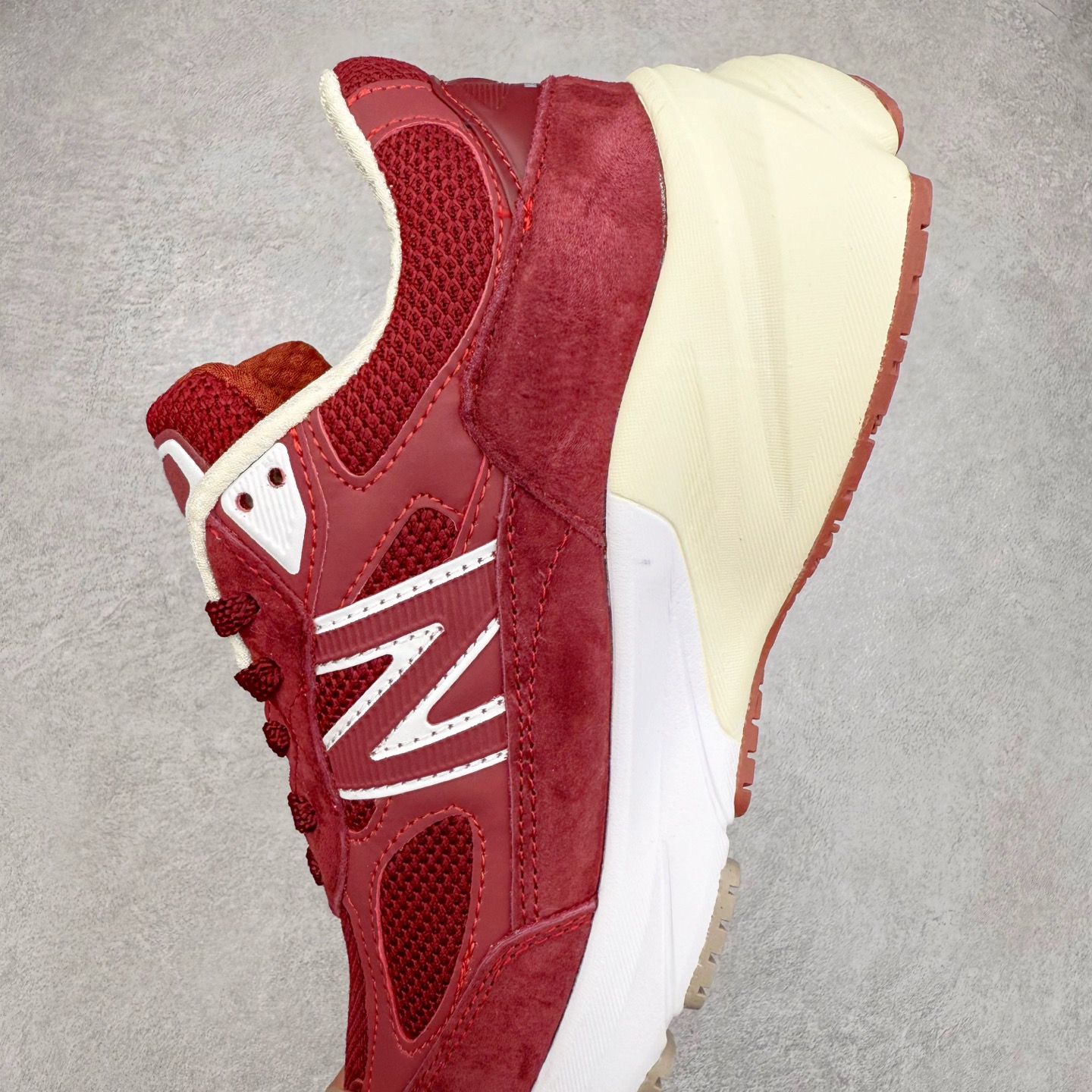 图片[7]-New Balance NB990V6 第六代总统复古慢跑鞋 这是一双极具现代感设计的复古跑鞋 990v6 鞋面大部分面积依旧采用麂皮和织物材质覆盖 从各种细节上看也还是有点 990v5 的影子 但相比 990v5 990v6 鞋面各种材质的拼接会更加复杂 这次 990v6 最大的改变相信大家应该也发现了 就是看上去貌似比 990v4 和 990v5 两代鞋款加起来还要厚的鞋底 其实这是 New Balance 首次采用的三重缓震组合鞋底 除了之前就有的 ABZORB 缓震科技和 ENCAP 中底 这次新加入了 FuelCell 缓震科技 看来舒适度和增高度 都要更上一层楼呀 990v6 的侧标 Logo 设计少见地没有印在绒面皮革上 而是置于网眼面料以及横跨鞋身的皮革织带之上 同时鞋舌上的标签设计并没有延用此前 990v4 和 990v5 采用的样式设计 而是采用了一种新的类似于三角徽章的设计 所以对于鞋款上的更新变化 既有延续经典的设计 也有创新性的改变 尺码：36 37 37.5 38 38.5 39 40 40.5 41.5 42 42.5 43 44 44.5 45-选品中心