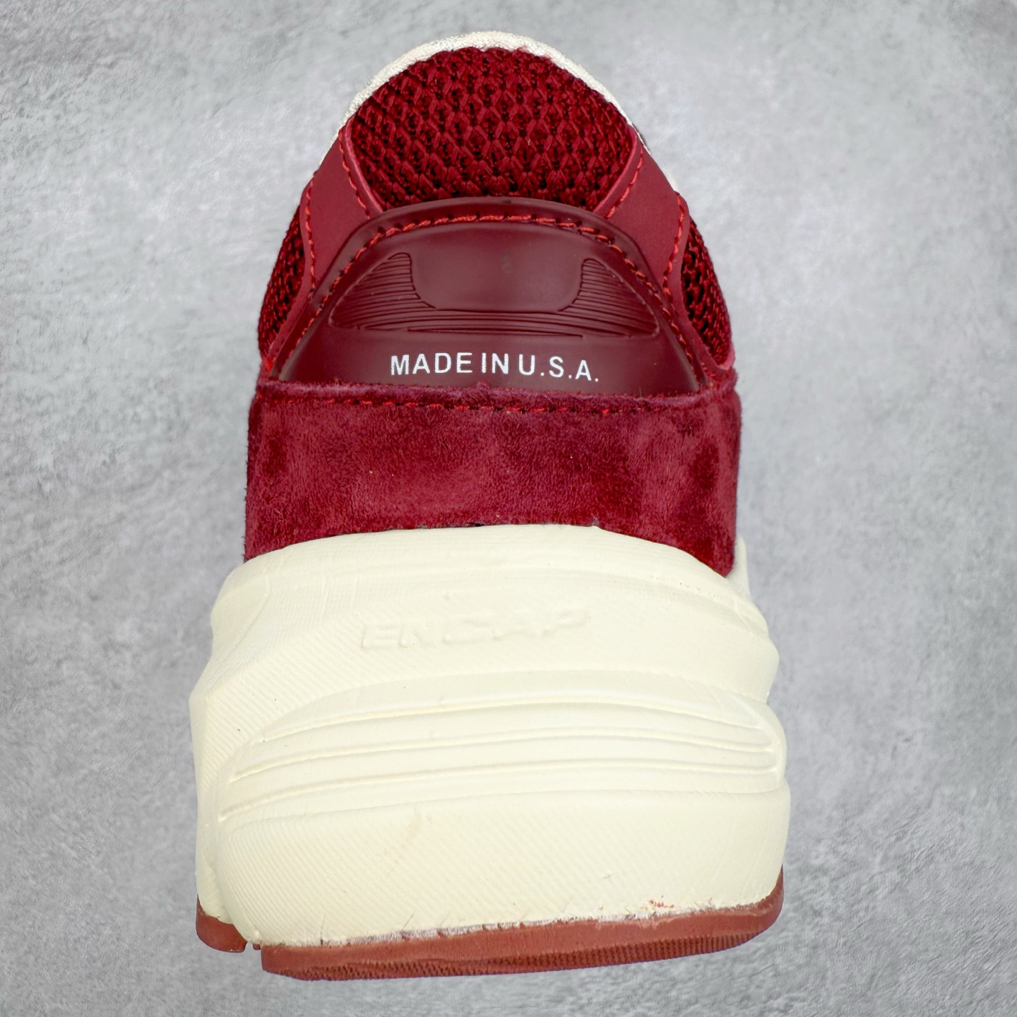 图片[8]-New Balance NB990V6 第六代总统复古慢跑鞋 这是一双极具现代感设计的复古跑鞋 990v6 鞋面大部分面积依旧采用麂皮和织物材质覆盖 从各种细节上看也还是有点 990v5 的影子 但相比 990v5 990v6 鞋面各种材质的拼接会更加复杂 这次 990v6 最大的改变相信大家应该也发现了 就是看上去貌似比 990v4 和 990v5 两代鞋款加起来还要厚的鞋底 其实这是 New Balance 首次采用的三重缓震组合鞋底 除了之前就有的 ABZORB 缓震科技和 ENCAP 中底 这次新加入了 FuelCell 缓震科技 看来舒适度和增高度 都要更上一层楼呀 990v6 的侧标 Logo 设计少见地没有印在绒面皮革上 而是置于网眼面料以及横跨鞋身的皮革织带之上 同时鞋舌上的标签设计并没有延用此前 990v4 和 990v5 采用的样式设计 而是采用了一种新的类似于三角徽章的设计 所以对于鞋款上的更新变化 既有延续经典的设计 也有创新性的改变 尺码：36 37 37.5 38 38.5 39 40 40.5 41.5 42 42.5 43 44 44.5 45-选品中心