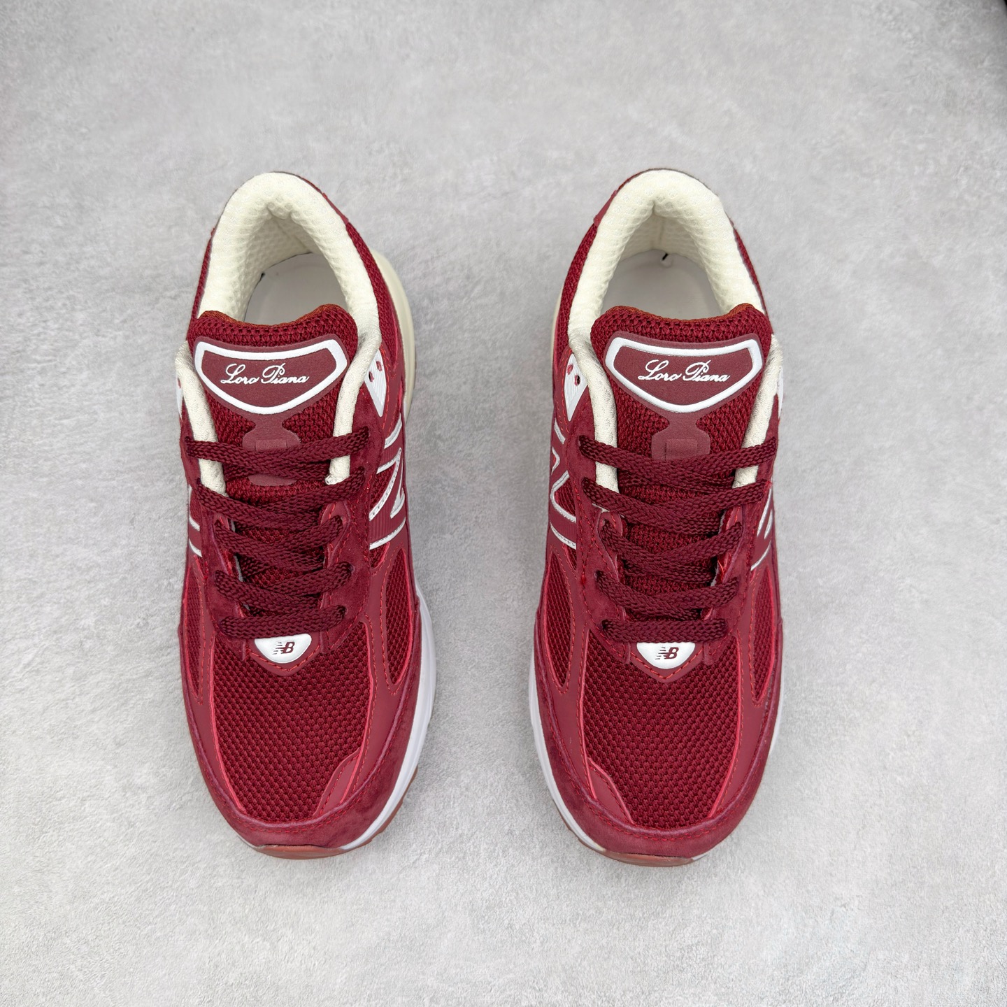 图片[2]-New Balance NB990V6 第六代总统复古慢跑鞋 这是一双极具现代感设计的复古跑鞋 990v6 鞋面大部分面积依旧采用麂皮和织物材质覆盖 从各种细节上看也还是有点 990v5 的影子 但相比 990v5 990v6 鞋面各种材质的拼接会更加复杂 这次 990v6 最大的改变相信大家应该也发现了 就是看上去貌似比 990v4 和 990v5 两代鞋款加起来还要厚的鞋底 其实这是 New Balance 首次采用的三重缓震组合鞋底 除了之前就有的 ABZORB 缓震科技和 ENCAP 中底 这次新加入了 FuelCell 缓震科技 看来舒适度和增高度 都要更上一层楼呀 990v6 的侧标 Logo 设计少见地没有印在绒面皮革上 而是置于网眼面料以及横跨鞋身的皮革织带之上 同时鞋舌上的标签设计并没有延用此前 990v4 和 990v5 采用的样式设计 而是采用了一种新的类似于三角徽章的设计 所以对于鞋款上的更新变化 既有延续经典的设计 也有创新性的改变 尺码：36 37 37.5 38 38.5 39 40 40.5 41.5 42 42.5 43 44 44.5 45-选品中心