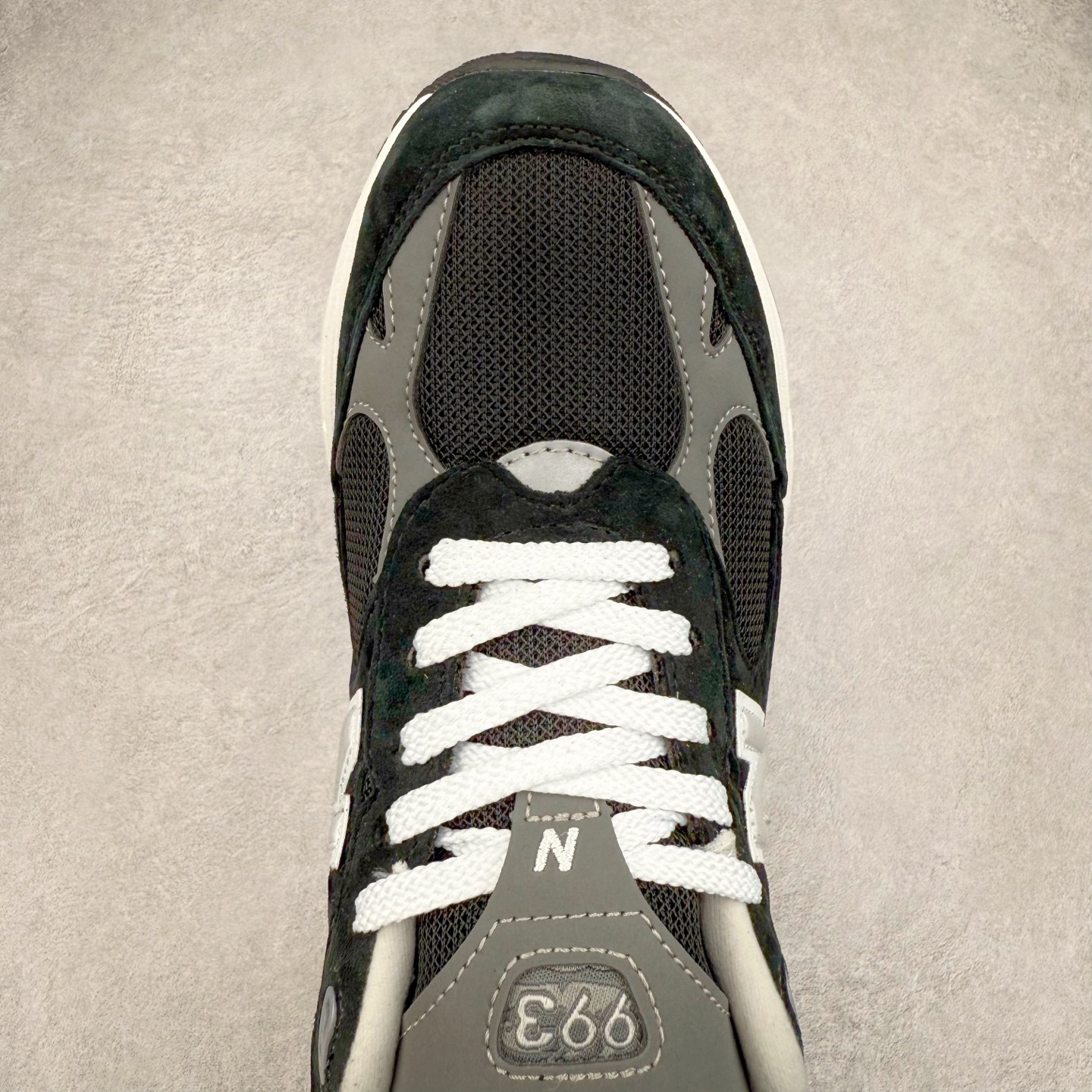 图片[4]-New Balance NB992总统复古慢跑鞋 整双鞋在构色上使用多种不同饱和度的色彩拼接设计 再搭配上白色中底 丰富全鞋色彩层次材质方面 设计师在不同色彩区域 同样采用拼接方式将翻毛皮、麂皮、网眼等面料相结合 营造出高规格的质感的同时 也带来多层次视觉体验 细节方面 首先映入眼帘的便是鞋舌上醒目的 New Balance 992 标识 彰显鞋型款式 其次 在双脚外侧还再度出现 N 字 Logo 以及 992 型号 对其品牌身份以及型号加以强调 尺码：36 37 37.5 38 38.5 39 40 40.5 41.5 42 42.5 43 44 45-选品中心