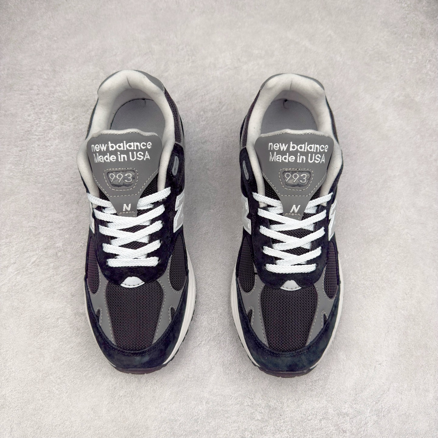 图片[2]-New Balance NB992总统复古慢跑鞋 整双鞋在构色上使用多种不同饱和度的色彩拼接设计 再搭配上白色中底 丰富全鞋色彩层次材质方面 设计师在不同色彩区域 同样采用拼接方式将翻毛皮、麂皮、网眼等面料相结合 营造出高规格的质感的同时 也带来多层次视觉体验 细节方面 首先映入眼帘的便是鞋舌上醒目的 New Balance 992 标识 彰显鞋型款式 其次 在双脚外侧还再度出现 N 字 Logo 以及 992 型号 对其品牌身份以及型号加以强调 尺码：36 37 37.5 38 38.5 39 40 40.5 41.5 42 42.5 43 44 45-选品中心