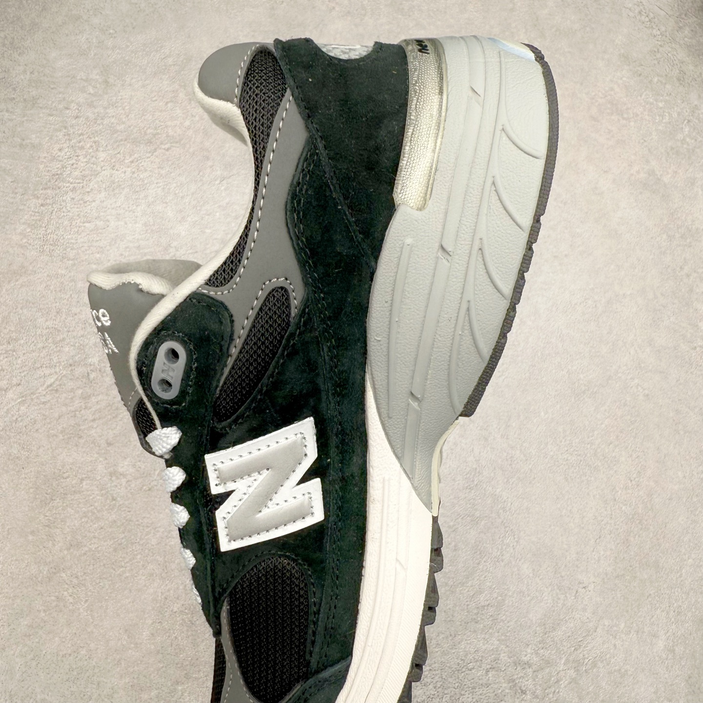 图片[7]-New Balance NB992总统复古慢跑鞋 整双鞋在构色上使用多种不同饱和度的色彩拼接设计 再搭配上白色中底 丰富全鞋色彩层次材质方面 设计师在不同色彩区域 同样采用拼接方式将翻毛皮、麂皮、网眼等面料相结合 营造出高规格的质感的同时 也带来多层次视觉体验 细节方面 首先映入眼帘的便是鞋舌上醒目的 New Balance 992 标识 彰显鞋型款式 其次 在双脚外侧还再度出现 N 字 Logo 以及 992 型号 对其品牌身份以及型号加以强调 尺码：36 37 37.5 38 38.5 39 40 40.5 41.5 42 42.5 43 44 45-选品中心
