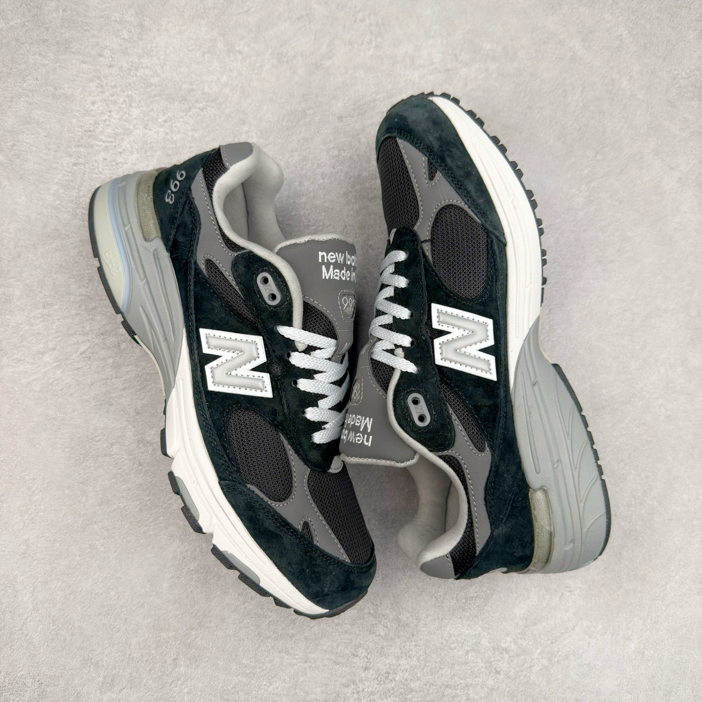 图片[3]-New Balance NB992总统复古慢跑鞋 整双鞋在构色上使用多种不同饱和度的色彩拼接设计 再搭配上白色中底 丰富全鞋色彩层次材质方面 设计师在不同色彩区域 同样采用拼接方式将翻毛皮、麂皮、网眼等面料相结合 营造出高规格的质感的同时 也带来多层次视觉体验 细节方面 首先映入眼帘的便是鞋舌上醒目的 New Balance 992 标识 彰显鞋型款式 其次 在双脚外侧还再度出现 N 字 Logo 以及 992 型号 对其品牌身份以及型号加以强调 尺码：36 37 37.5 38 38.5 39 40 40.5 41.5 42 42.5 43 44 45-选品中心