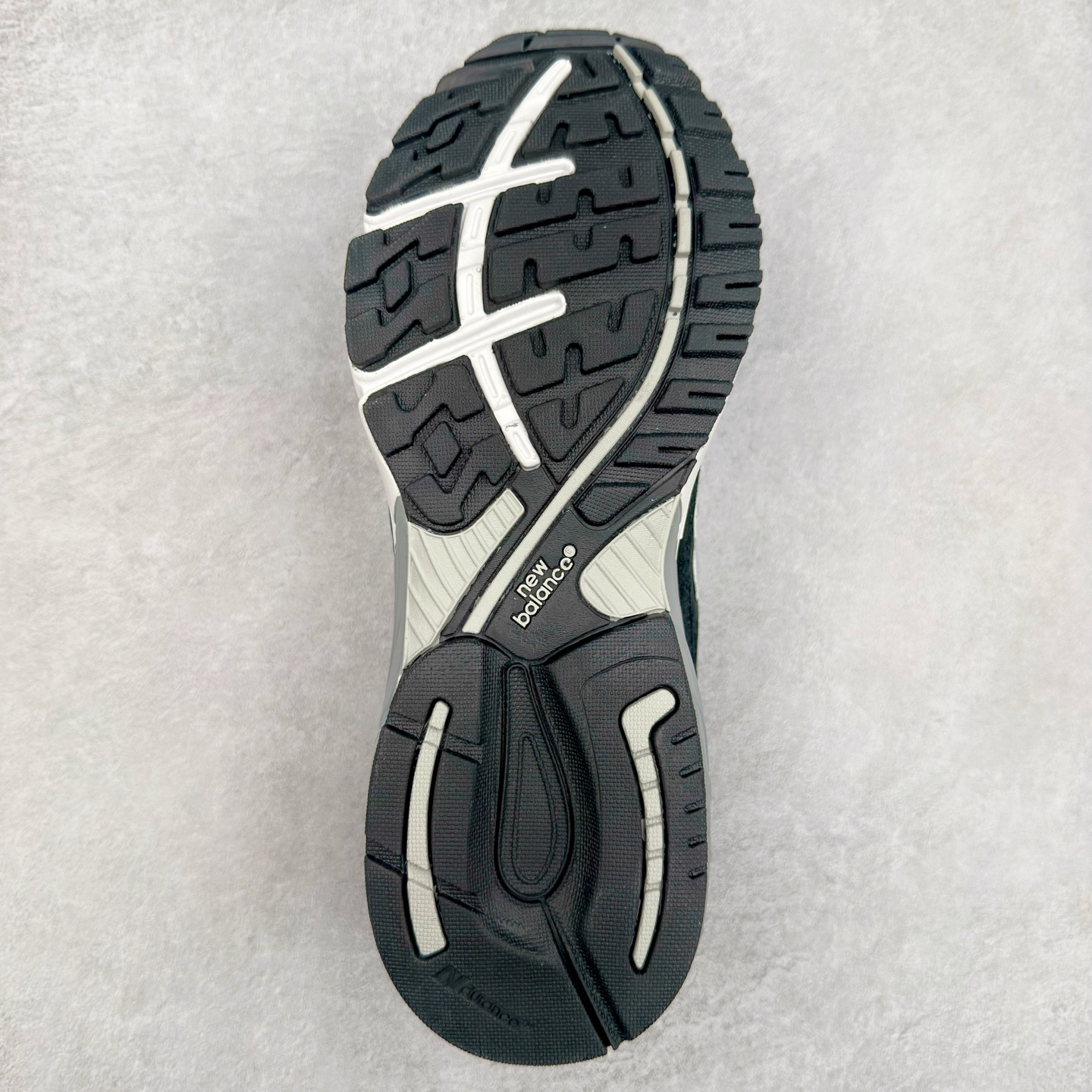 图片[9]-New Balance NB992总统复古慢跑鞋 整双鞋在构色上使用多种不同饱和度的色彩拼接设计 再搭配上白色中底 丰富全鞋色彩层次材质方面 设计师在不同色彩区域 同样采用拼接方式将翻毛皮、麂皮、网眼等面料相结合 营造出高规格的质感的同时 也带来多层次视觉体验 细节方面 首先映入眼帘的便是鞋舌上醒目的 New Balance 992 标识 彰显鞋型款式 其次 在双脚外侧还再度出现 N 字 Logo 以及 992 型号 对其品牌身份以及型号加以强调 尺码：36 37 37.5 38 38.5 39 40 40.5 41.5 42 42.5 43 44 45-选品中心