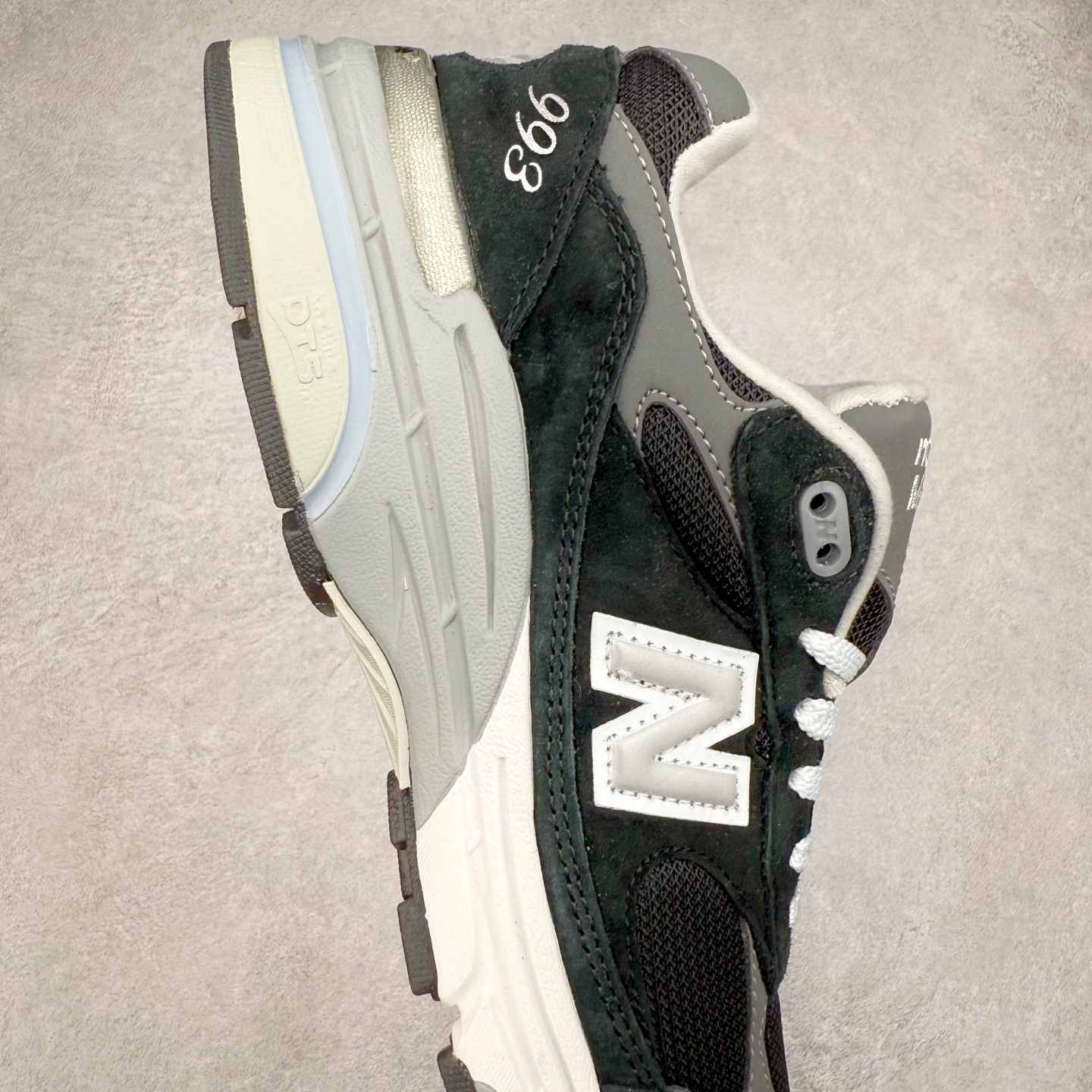 图片[6]-New Balance NB992总统复古慢跑鞋 整双鞋在构色上使用多种不同饱和度的色彩拼接设计 再搭配上白色中底 丰富全鞋色彩层次材质方面 设计师在不同色彩区域 同样采用拼接方式将翻毛皮、麂皮、网眼等面料相结合 营造出高规格的质感的同时 也带来多层次视觉体验 细节方面 首先映入眼帘的便是鞋舌上醒目的 New Balance 992 标识 彰显鞋型款式 其次 在双脚外侧还再度出现 N 字 Logo 以及 992 型号 对其品牌身份以及型号加以强调 尺码：36 37 37.5 38 38.5 39 40 40.5 41.5 42 42.5 43 44 45-选品中心
