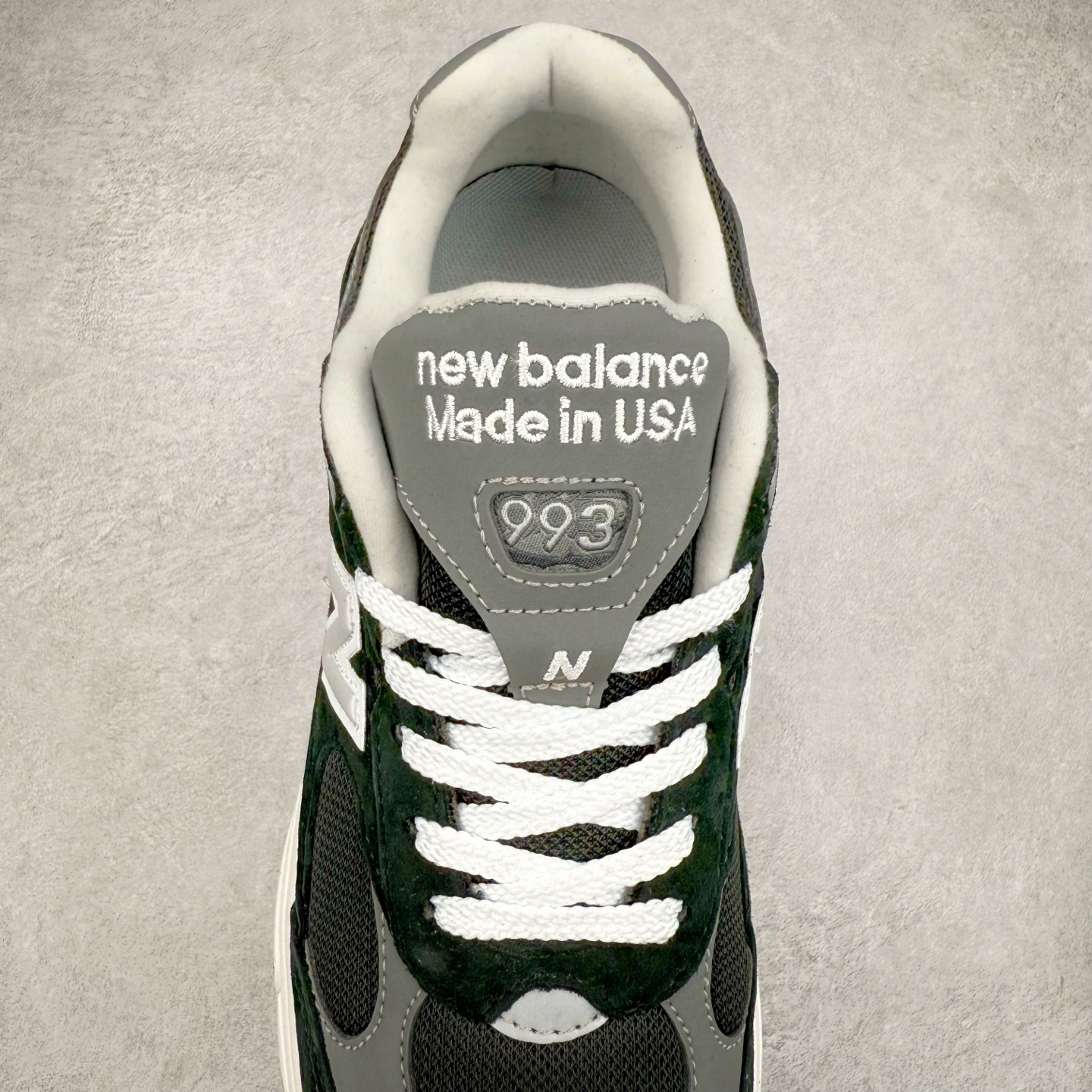 图片[5]-New Balance NB992总统复古慢跑鞋 整双鞋在构色上使用多种不同饱和度的色彩拼接设计 再搭配上白色中底 丰富全鞋色彩层次材质方面 设计师在不同色彩区域 同样采用拼接方式将翻毛皮、麂皮、网眼等面料相结合 营造出高规格的质感的同时 也带来多层次视觉体验 细节方面 首先映入眼帘的便是鞋舌上醒目的 New Balance 992 标识 彰显鞋型款式 其次 在双脚外侧还再度出现 N 字 Logo 以及 992 型号 对其品牌身份以及型号加以强调 尺码：36 37 37.5 38 38.5 39 40 40.5 41.5 42 42.5 43 44 45-选品中心