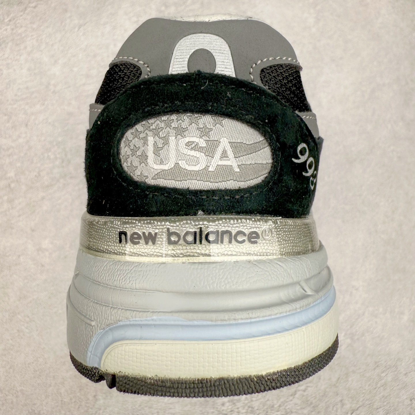 图片[8]-New Balance NB992总统复古慢跑鞋 整双鞋在构色上使用多种不同饱和度的色彩拼接设计 再搭配上白色中底 丰富全鞋色彩层次材质方面 设计师在不同色彩区域 同样采用拼接方式将翻毛皮、麂皮、网眼等面料相结合 营造出高规格的质感的同时 也带来多层次视觉体验 细节方面 首先映入眼帘的便是鞋舌上醒目的 New Balance 992 标识 彰显鞋型款式 其次 在双脚外侧还再度出现 N 字 Logo 以及 992 型号 对其品牌身份以及型号加以强调 尺码：36 37 37.5 38 38.5 39 40 40.5 41.5 42 42.5 43 44 45-选品中心