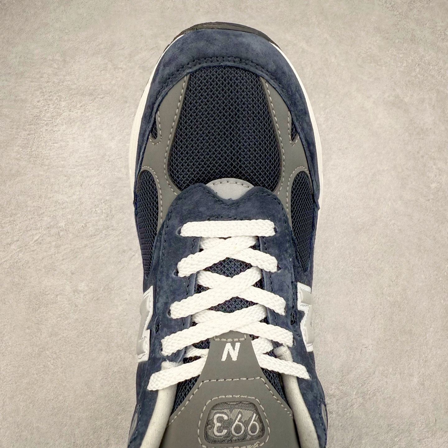 图片[4]-New Balance NB992总统复古慢跑鞋 整双鞋在构色上使用多种不同饱和度的色彩拼接设计 再搭配上白色中底 丰富全鞋色彩层次材质方面 设计师在不同色彩区域 同样采用拼接方式将翻毛皮、麂皮、网眼等面料相结合 营造出高规格的质感的同时 也带来多层次视觉体验 细节方面 首先映入眼帘的便是鞋舌上醒目的 New Balance 992 标识 彰显鞋型款式 其次 在双脚外侧还再度出现 N 字 Logo 以及 992 型号 对其品牌身份以及型号加以强调 尺码：36 37 37.5 38 38.5 39 40 40.5 41.5 42 42.5 43 44 45-选品中心