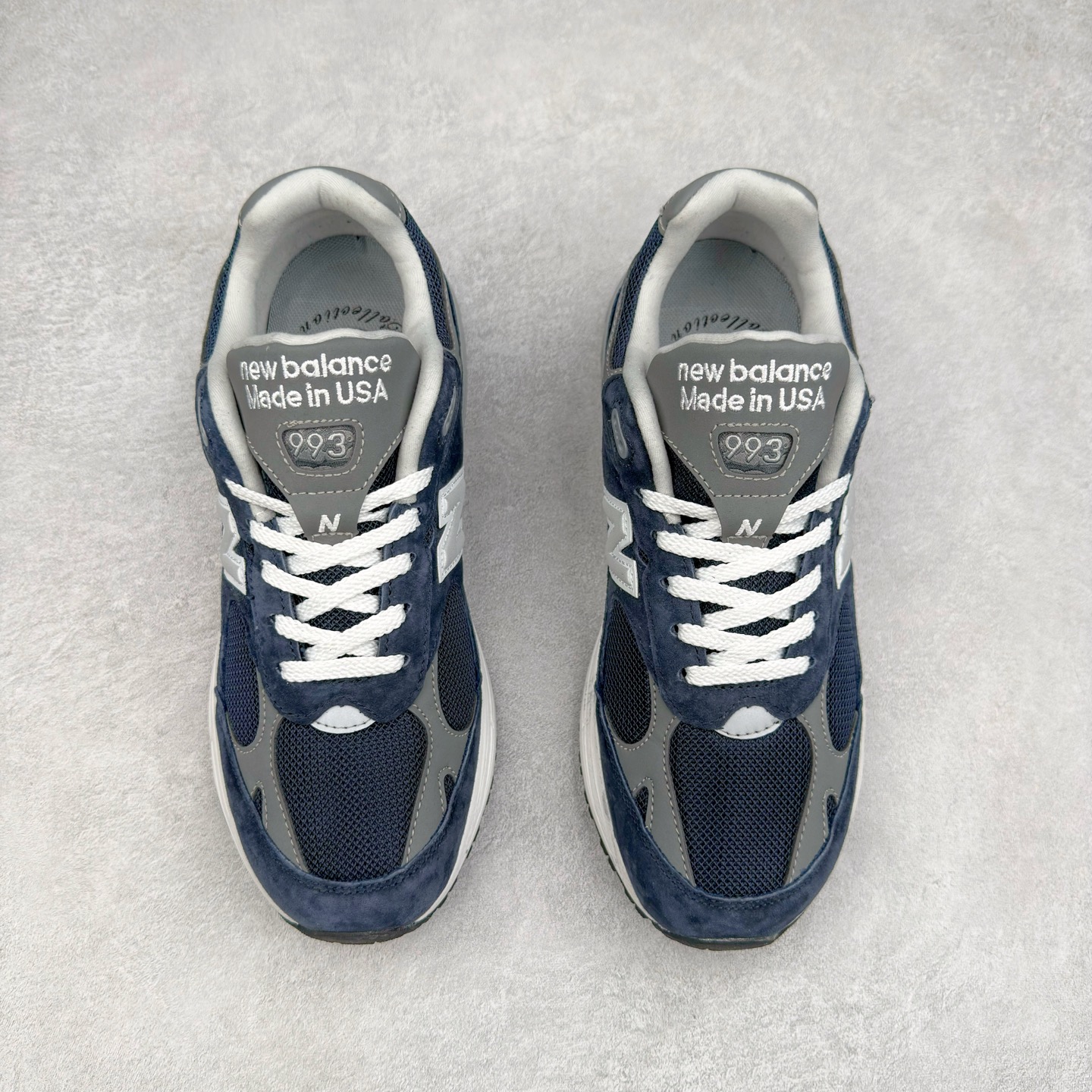 图片[2]-New Balance NB992总统复古慢跑鞋 整双鞋在构色上使用多种不同饱和度的色彩拼接设计 再搭配上白色中底 丰富全鞋色彩层次材质方面 设计师在不同色彩区域 同样采用拼接方式将翻毛皮、麂皮、网眼等面料相结合 营造出高规格的质感的同时 也带来多层次视觉体验 细节方面 首先映入眼帘的便是鞋舌上醒目的 New Balance 992 标识 彰显鞋型款式 其次 在双脚外侧还再度出现 N 字 Logo 以及 992 型号 对其品牌身份以及型号加以强调 尺码：36 37 37.5 38 38.5 39 40 40.5 41.5 42 42.5 43 44 45-选品中心