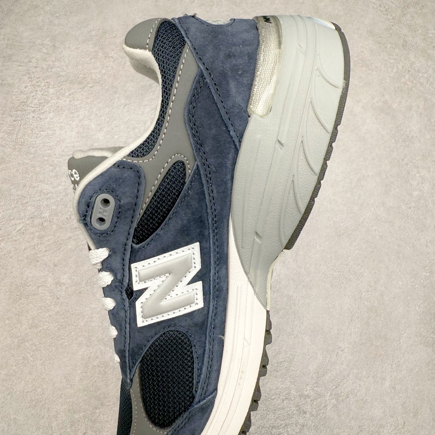 图片[7]-New Balance NB992总统复古慢跑鞋 整双鞋在构色上使用多种不同饱和度的色彩拼接设计 再搭配上白色中底 丰富全鞋色彩层次材质方面 设计师在不同色彩区域 同样采用拼接方式将翻毛皮、麂皮、网眼等面料相结合 营造出高规格的质感的同时 也带来多层次视觉体验 细节方面 首先映入眼帘的便是鞋舌上醒目的 New Balance 992 标识 彰显鞋型款式 其次 在双脚外侧还再度出现 N 字 Logo 以及 992 型号 对其品牌身份以及型号加以强调 尺码：36 37 37.5 38 38.5 39 40 40.5 41.5 42 42.5 43 44 45-选品中心