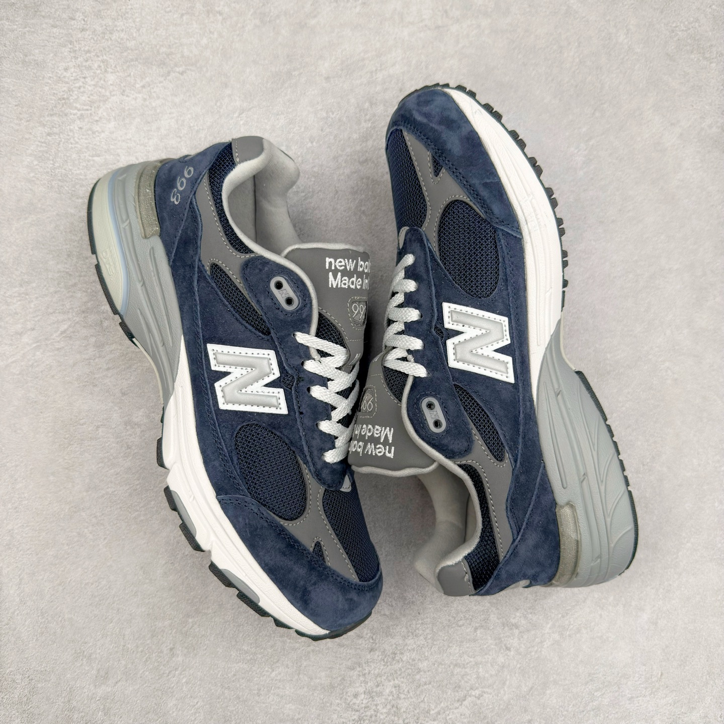 图片[3]-New Balance NB992总统复古慢跑鞋 整双鞋在构色上使用多种不同饱和度的色彩拼接设计 再搭配上白色中底 丰富全鞋色彩层次材质方面 设计师在不同色彩区域 同样采用拼接方式将翻毛皮、麂皮、网眼等面料相结合 营造出高规格的质感的同时 也带来多层次视觉体验 细节方面 首先映入眼帘的便是鞋舌上醒目的 New Balance 992 标识 彰显鞋型款式 其次 在双脚外侧还再度出现 N 字 Logo 以及 992 型号 对其品牌身份以及型号加以强调 尺码：36 37 37.5 38 38.5 39 40 40.5 41.5 42 42.5 43 44 45-选品中心