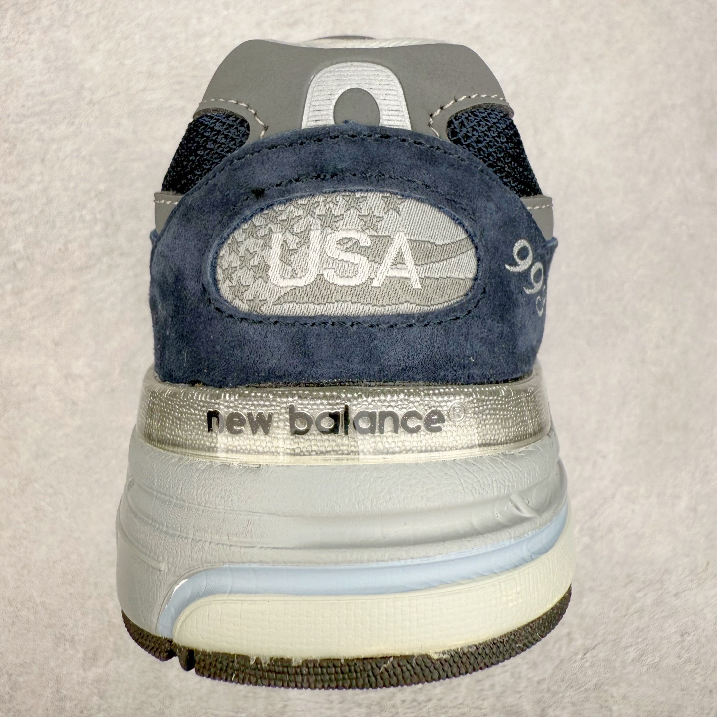 图片[8]-New Balance NB992总统复古慢跑鞋 整双鞋在构色上使用多种不同饱和度的色彩拼接设计 再搭配上白色中底 丰富全鞋色彩层次材质方面 设计师在不同色彩区域 同样采用拼接方式将翻毛皮、麂皮、网眼等面料相结合 营造出高规格的质感的同时 也带来多层次视觉体验 细节方面 首先映入眼帘的便是鞋舌上醒目的 New Balance 992 标识 彰显鞋型款式 其次 在双脚外侧还再度出现 N 字 Logo 以及 992 型号 对其品牌身份以及型号加以强调 尺码：36 37 37.5 38 38.5 39 40 40.5 41.5 42 42.5 43 44 45-选品中心