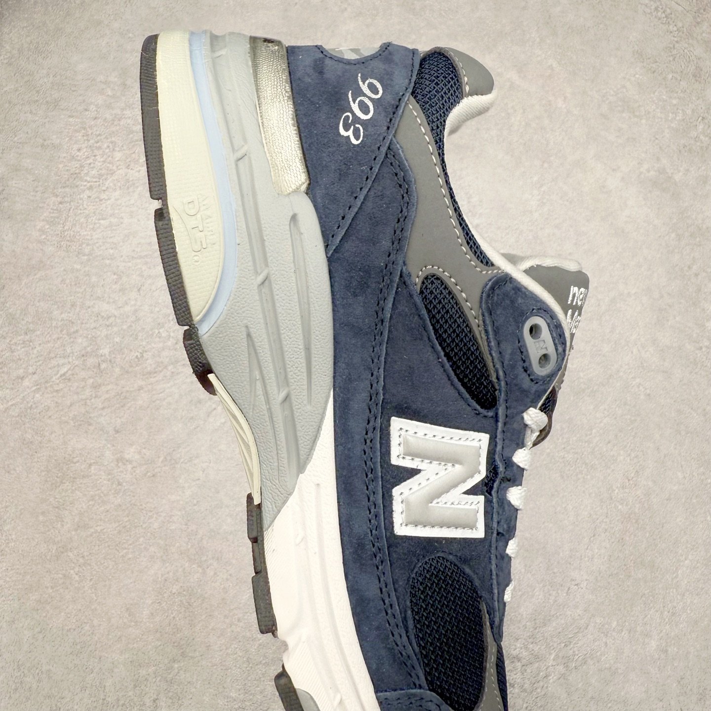 图片[6]-New Balance NB992总统复古慢跑鞋 整双鞋在构色上使用多种不同饱和度的色彩拼接设计 再搭配上白色中底 丰富全鞋色彩层次材质方面 设计师在不同色彩区域 同样采用拼接方式将翻毛皮、麂皮、网眼等面料相结合 营造出高规格的质感的同时 也带来多层次视觉体验 细节方面 首先映入眼帘的便是鞋舌上醒目的 New Balance 992 标识 彰显鞋型款式 其次 在双脚外侧还再度出现 N 字 Logo 以及 992 型号 对其品牌身份以及型号加以强调 尺码：36 37 37.5 38 38.5 39 40 40.5 41.5 42 42.5 43 44 45-选品中心