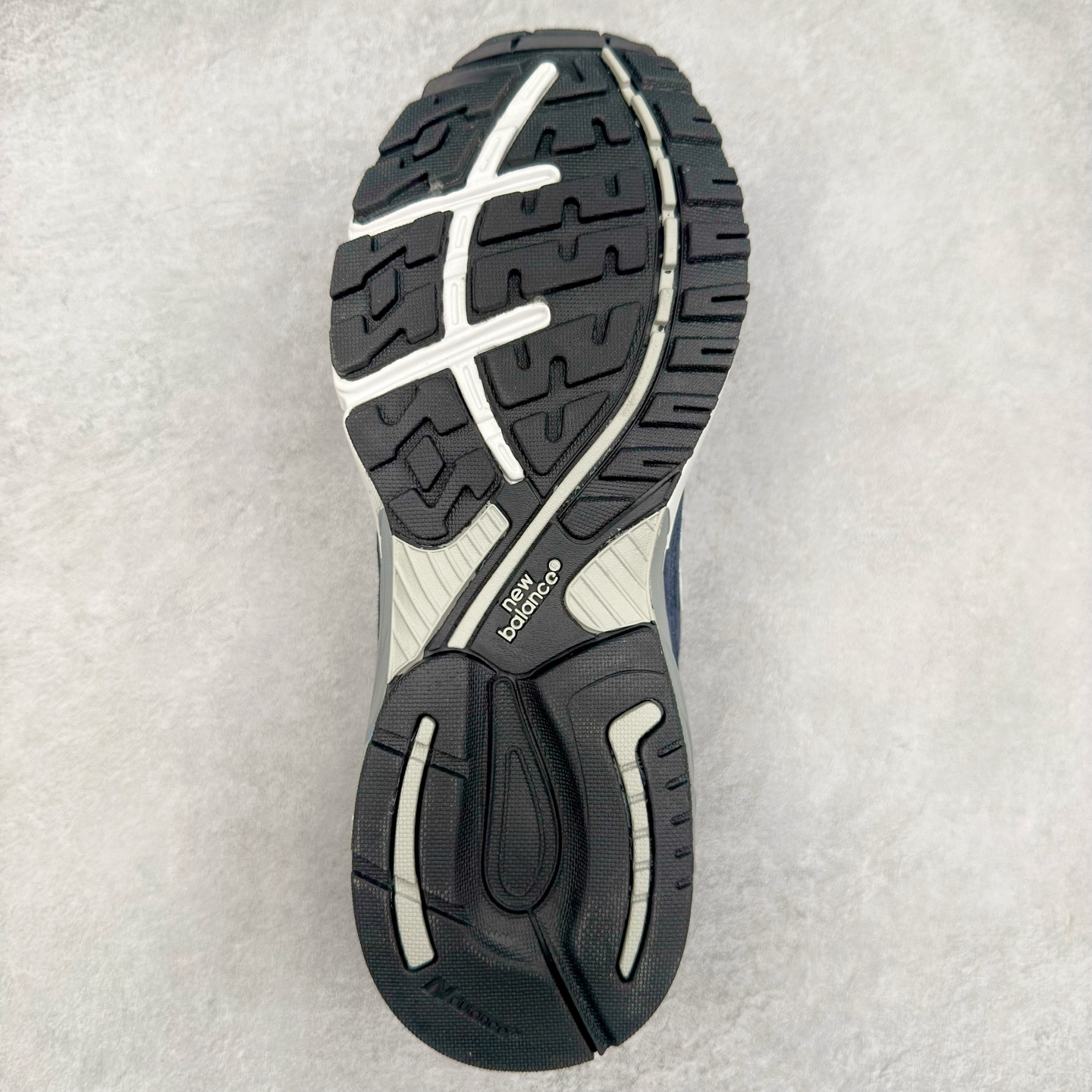 图片[9]-New Balance NB992总统复古慢跑鞋 整双鞋在构色上使用多种不同饱和度的色彩拼接设计 再搭配上白色中底 丰富全鞋色彩层次材质方面 设计师在不同色彩区域 同样采用拼接方式将翻毛皮、麂皮、网眼等面料相结合 营造出高规格的质感的同时 也带来多层次视觉体验 细节方面 首先映入眼帘的便是鞋舌上醒目的 New Balance 992 标识 彰显鞋型款式 其次 在双脚外侧还再度出现 N 字 Logo 以及 992 型号 对其品牌身份以及型号加以强调 尺码：36 37 37.5 38 38.5 39 40 40.5 41.5 42 42.5 43 44 45-选品中心