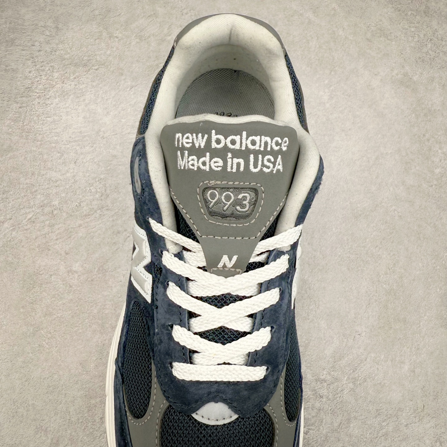 图片[5]-New Balance NB992总统复古慢跑鞋 整双鞋在构色上使用多种不同饱和度的色彩拼接设计 再搭配上白色中底 丰富全鞋色彩层次材质方面 设计师在不同色彩区域 同样采用拼接方式将翻毛皮、麂皮、网眼等面料相结合 营造出高规格的质感的同时 也带来多层次视觉体验 细节方面 首先映入眼帘的便是鞋舌上醒目的 New Balance 992 标识 彰显鞋型款式 其次 在双脚外侧还再度出现 N 字 Logo 以及 992 型号 对其品牌身份以及型号加以强调 尺码：36 37 37.5 38 38.5 39 40 40.5 41.5 42 42.5 43 44 45-选品中心