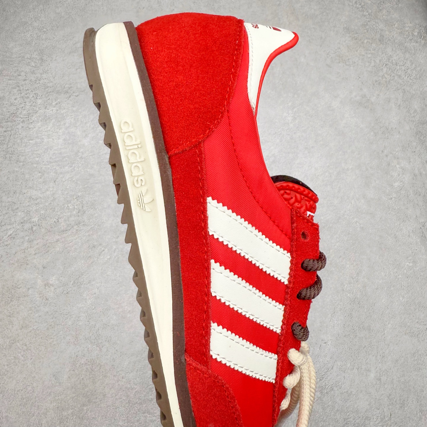 图片[6]-＃HP纯原 AD Wmns SL72 OG 系列德训足球风百搭低帮休闲运动板鞋 KK3660 采用高弹EVA+MODEL+RB三层组合底 区别市面RB一体大底 三层组合鞋底重量与原鞋一致 Originals 将有「T 头鞋」造型的诞生于 1972 年的 SL72 鞋款复刻带回 各位买鞋又有新选择了 1972 年 SL72 问世后 引领了后来阿迪达斯的跑鞋发展方向 其中「SL」代表了 Super Light 彰显了产品轻便的特性 1972 年 SL72 问世后 引领了后来阿迪达斯的跑鞋发展方向 其中「SL」代表了 Super Light 彰显了产品轻便的特性 这次 Originals 延续其轻质经典的基因 带来男女两款 SL72 男生款带来 SL72 RS 鞋型 RS 意为 Reshaped（重塑）鞋款在保留了经典的外观基础上 在尼龙材质里增加了填充物 使鞋型更加挺立和饱满 鞋头则更加圆润 鞋底的 EVA 材质则增加了鞋款的高度 女生款则带来 SL72 OG W 鞋型 OG 顾名思义则是致敬经典款式 相较于 RS（Reshaped）鞋款 鞋身更加纤细 其整体鞋身轮廓、线条、细节、材质上尊崇 70 年代 SL72 的设计 还原经典味道 尺码：36 36⅔ 37⅓ 38 38⅔ 39⅓ 40 40⅔ 41⅓ 42 42⅔ 43⅓ 44 44⅔ 45-选品中心