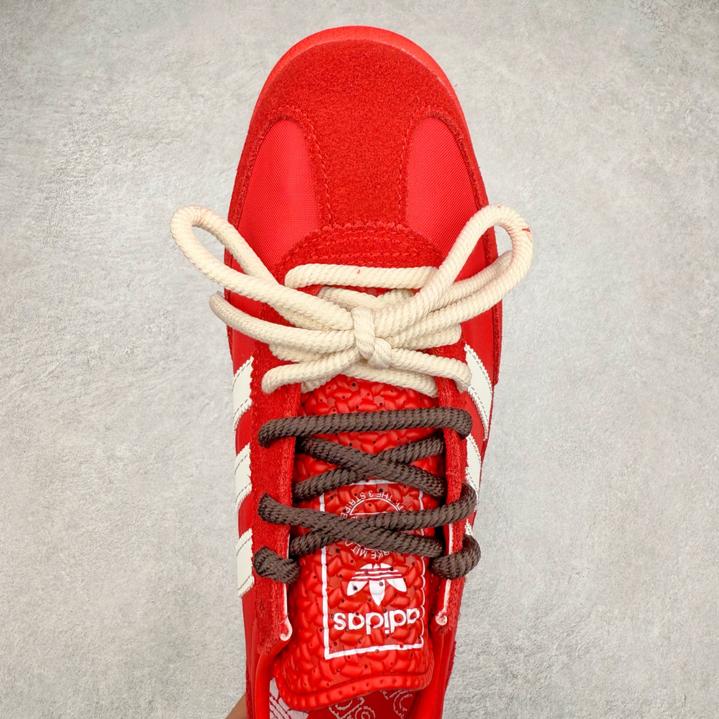 图片[4]-＃HP纯原 AD Wmns SL72 OG 系列德训足球风百搭低帮休闲运动板鞋 KK3660 采用高弹EVA+MODEL+RB三层组合底 区别市面RB一体大底 三层组合鞋底重量与原鞋一致 Originals 将有「T 头鞋」造型的诞生于 1972 年的 SL72 鞋款复刻带回 各位买鞋又有新选择了 1972 年 SL72 问世后 引领了后来阿迪达斯的跑鞋发展方向 其中「SL」代表了 Super Light 彰显了产品轻便的特性 1972 年 SL72 问世后 引领了后来阿迪达斯的跑鞋发展方向 其中「SL」代表了 Super Light 彰显了产品轻便的特性 这次 Originals 延续其轻质经典的基因 带来男女两款 SL72 男生款带来 SL72 RS 鞋型 RS 意为 Reshaped（重塑）鞋款在保留了经典的外观基础上 在尼龙材质里增加了填充物 使鞋型更加挺立和饱满 鞋头则更加圆润 鞋底的 EVA 材质则增加了鞋款的高度 女生款则带来 SL72 OG W 鞋型 OG 顾名思义则是致敬经典款式 相较于 RS（Reshaped）鞋款 鞋身更加纤细 其整体鞋身轮廓、线条、细节、材质上尊崇 70 年代 SL72 的设计 还原经典味道 尺码：36 36⅔ 37⅓ 38 38⅔ 39⅓ 40 40⅔ 41⅓ 42 42⅔ 43⅓ 44 44⅔ 45-选品中心