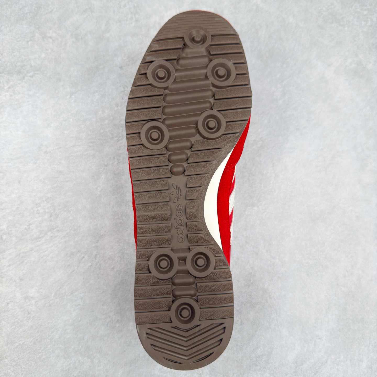 图片[9]-＃HP纯原 AD Wmns SL72 OG 系列德训足球风百搭低帮休闲运动板鞋 KK3660 采用高弹EVA+MODEL+RB三层组合底 区别市面RB一体大底 三层组合鞋底重量与原鞋一致 Originals 将有「T 头鞋」造型的诞生于 1972 年的 SL72 鞋款复刻带回 各位买鞋又有新选择了 1972 年 SL72 问世后 引领了后来阿迪达斯的跑鞋发展方向 其中「SL」代表了 Super Light 彰显了产品轻便的特性 1972 年 SL72 问世后 引领了后来阿迪达斯的跑鞋发展方向 其中「SL」代表了 Super Light 彰显了产品轻便的特性 这次 Originals 延续其轻质经典的基因 带来男女两款 SL72 男生款带来 SL72 RS 鞋型 RS 意为 Reshaped（重塑）鞋款在保留了经典的外观基础上 在尼龙材质里增加了填充物 使鞋型更加挺立和饱满 鞋头则更加圆润 鞋底的 EVA 材质则增加了鞋款的高度 女生款则带来 SL72 OG W 鞋型 OG 顾名思义则是致敬经典款式 相较于 RS（Reshaped）鞋款 鞋身更加纤细 其整体鞋身轮廓、线条、细节、材质上尊崇 70 年代 SL72 的设计 还原经典味道 尺码：36 36⅔ 37⅓ 38 38⅔ 39⅓ 40 40⅔ 41⅓ 42 42⅔ 43⅓ 44 44⅔ 45-选品中心