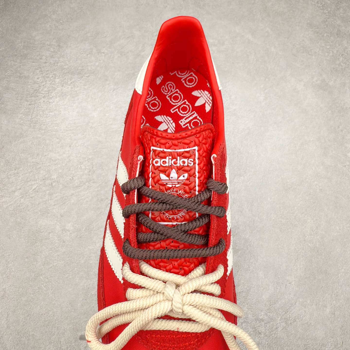 图片[5]-＃HP纯原 AD Wmns SL72 OG 系列德训足球风百搭低帮休闲运动板鞋 KK3660 采用高弹EVA+MODEL+RB三层组合底 区别市面RB一体大底 三层组合鞋底重量与原鞋一致 Originals 将有「T 头鞋」造型的诞生于 1972 年的 SL72 鞋款复刻带回 各位买鞋又有新选择了 1972 年 SL72 问世后 引领了后来阿迪达斯的跑鞋发展方向 其中「SL」代表了 Super Light 彰显了产品轻便的特性 1972 年 SL72 问世后 引领了后来阿迪达斯的跑鞋发展方向 其中「SL」代表了 Super Light 彰显了产品轻便的特性 这次 Originals 延续其轻质经典的基因 带来男女两款 SL72 男生款带来 SL72 RS 鞋型 RS 意为 Reshaped（重塑）鞋款在保留了经典的外观基础上 在尼龙材质里增加了填充物 使鞋型更加挺立和饱满 鞋头则更加圆润 鞋底的 EVA 材质则增加了鞋款的高度 女生款则带来 SL72 OG W 鞋型 OG 顾名思义则是致敬经典款式 相较于 RS（Reshaped）鞋款 鞋身更加纤细 其整体鞋身轮廓、线条、细节、材质上尊崇 70 年代 SL72 的设计 还原经典味道 尺码：36 36⅔ 37⅓ 38 38⅔ 39⅓ 40 40⅔ 41⅓ 42 42⅔ 43⅓ 44 44⅔ 45-选品中心