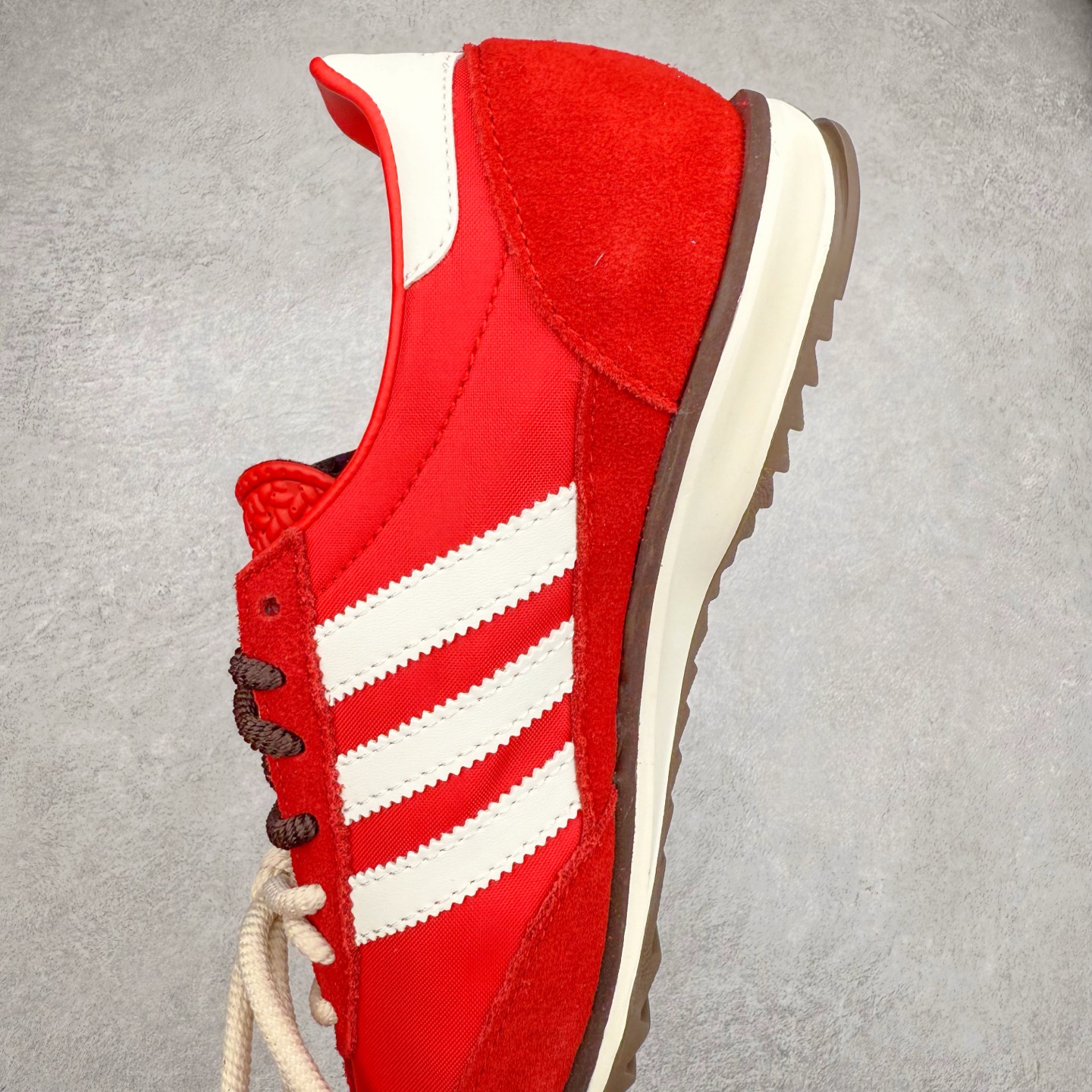 图片[7]-＃HP纯原 AD Wmns SL72 OG 系列德训足球风百搭低帮休闲运动板鞋 KK3660 采用高弹EVA+MODEL+RB三层组合底 区别市面RB一体大底 三层组合鞋底重量与原鞋一致 Originals 将有「T 头鞋」造型的诞生于 1972 年的 SL72 鞋款复刻带回 各位买鞋又有新选择了 1972 年 SL72 问世后 引领了后来阿迪达斯的跑鞋发展方向 其中「SL」代表了 Super Light 彰显了产品轻便的特性 1972 年 SL72 问世后 引领了后来阿迪达斯的跑鞋发展方向 其中「SL」代表了 Super Light 彰显了产品轻便的特性 这次 Originals 延续其轻质经典的基因 带来男女两款 SL72 男生款带来 SL72 RS 鞋型 RS 意为 Reshaped（重塑）鞋款在保留了经典的外观基础上 在尼龙材质里增加了填充物 使鞋型更加挺立和饱满 鞋头则更加圆润 鞋底的 EVA 材质则增加了鞋款的高度 女生款则带来 SL72 OG W 鞋型 OG 顾名思义则是致敬经典款式 相较于 RS（Reshaped）鞋款 鞋身更加纤细 其整体鞋身轮廓、线条、细节、材质上尊崇 70 年代 SL72 的设计 还原经典味道 尺码：36 36⅔ 37⅓ 38 38⅔ 39⅓ 40 40⅔ 41⅓ 42 42⅔ 43⅓ 44 44⅔ 45-选品中心