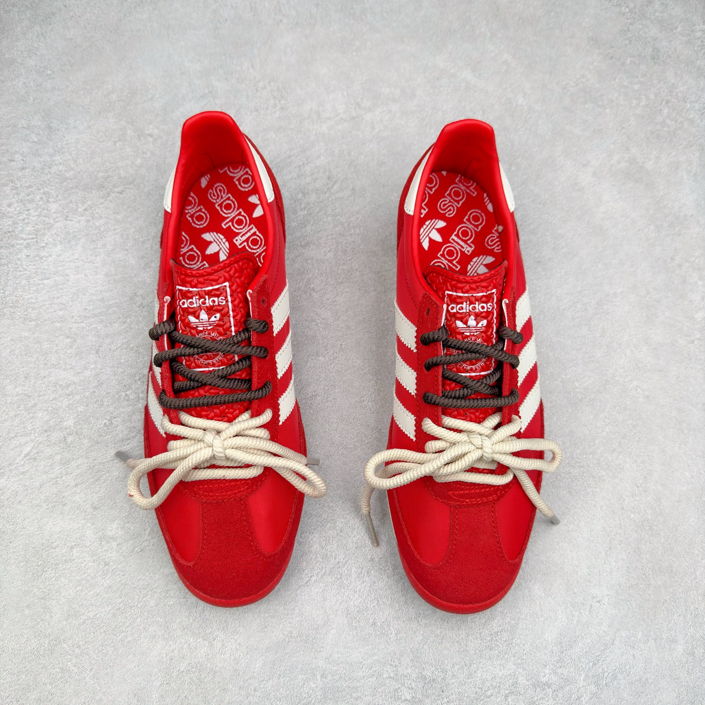 图片[2]-＃HP纯原 AD Wmns SL72 OG 系列德训足球风百搭低帮休闲运动板鞋 KK3660 采用高弹EVA+MODEL+RB三层组合底 区别市面RB一体大底 三层组合鞋底重量与原鞋一致 Originals 将有「T 头鞋」造型的诞生于 1972 年的 SL72 鞋款复刻带回 各位买鞋又有新选择了 1972 年 SL72 问世后 引领了后来阿迪达斯的跑鞋发展方向 其中「SL」代表了 Super Light 彰显了产品轻便的特性 1972 年 SL72 问世后 引领了后来阿迪达斯的跑鞋发展方向 其中「SL」代表了 Super Light 彰显了产品轻便的特性 这次 Originals 延续其轻质经典的基因 带来男女两款 SL72 男生款带来 SL72 RS 鞋型 RS 意为 Reshaped（重塑）鞋款在保留了经典的外观基础上 在尼龙材质里增加了填充物 使鞋型更加挺立和饱满 鞋头则更加圆润 鞋底的 EVA 材质则增加了鞋款的高度 女生款则带来 SL72 OG W 鞋型 OG 顾名思义则是致敬经典款式 相较于 RS（Reshaped）鞋款 鞋身更加纤细 其整体鞋身轮廓、线条、细节、材质上尊崇 70 年代 SL72 的设计 还原经典味道 尺码：36 36⅔ 37⅓ 38 38⅔ 39⅓ 40 40⅔ 41⅓ 42 42⅔ 43⅓ 44 44⅔ 45-选品中心