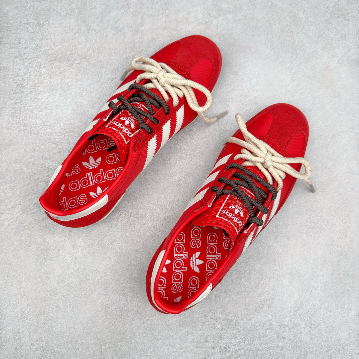 图片[3]-＃HP纯原 AD Wmns SL72 OG 系列德训足球风百搭低帮休闲运动板鞋 KK3660 采用高弹EVA+MODEL+RB三层组合底 区别市面RB一体大底 三层组合鞋底重量与原鞋一致 Originals 将有「T 头鞋」造型的诞生于 1972 年的 SL72 鞋款复刻带回 各位买鞋又有新选择了 1972 年 SL72 问世后 引领了后来阿迪达斯的跑鞋发展方向 其中「SL」代表了 Super Light 彰显了产品轻便的特性 1972 年 SL72 问世后 引领了后来阿迪达斯的跑鞋发展方向 其中「SL」代表了 Super Light 彰显了产品轻便的特性 这次 Originals 延续其轻质经典的基因 带来男女两款 SL72 男生款带来 SL72 RS 鞋型 RS 意为 Reshaped（重塑）鞋款在保留了经典的外观基础上 在尼龙材质里增加了填充物 使鞋型更加挺立和饱满 鞋头则更加圆润 鞋底的 EVA 材质则增加了鞋款的高度 女生款则带来 SL72 OG W 鞋型 OG 顾名思义则是致敬经典款式 相较于 RS（Reshaped）鞋款 鞋身更加纤细 其整体鞋身轮廓、线条、细节、材质上尊崇 70 年代 SL72 的设计 还原经典味道 尺码：36 36⅔ 37⅓ 38 38⅔ 39⅓ 40 40⅔ 41⅓ 42 42⅔ 43⅓ 44 44⅔ 45-选品中心