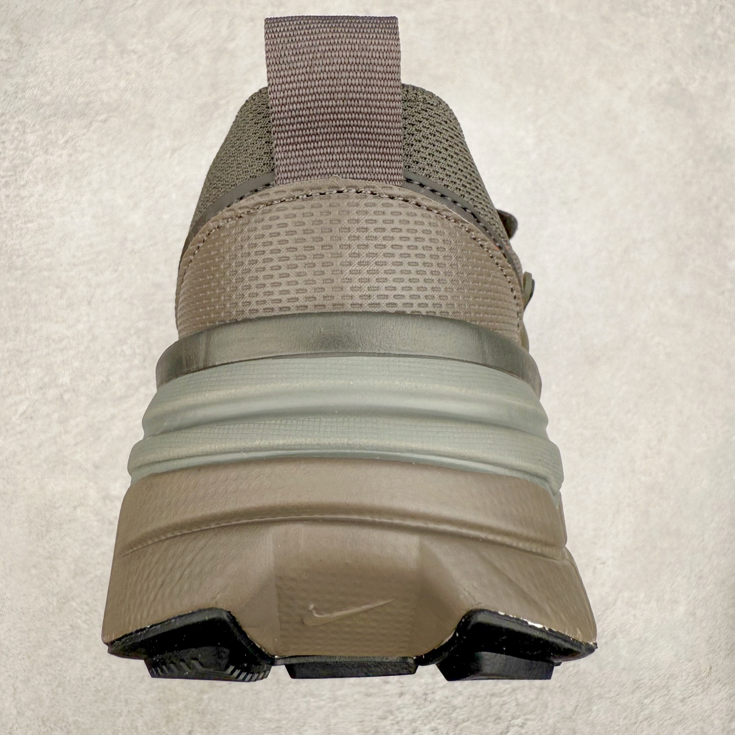 图片[8]-NK V2K Runtekk 减震防滑低帮 复古老爹鞋跑步鞋 HQ1678-200 鞋款被命名为 Runtekk 设计上借鉴了 2000 年的跑鞋风格 配色上以金属银为主调 简练又有复古运动气质 材质上使用大面积网眼、皮革、TPU 组成 支撑和透气性肯定不错 中底处由 Cushlon 泡绵打造 保证在压马路时可以提供优秀脚感 并通过一手做旧氧化效果突出复古感 中底造型很容易让大家联想到巴黎世家3XL 增高效果同样不能忽视 尺码：36 36.5 37.5 38 38.5 39 40 40.5 41 42 42.5 43 44 44.5 45-选品中心