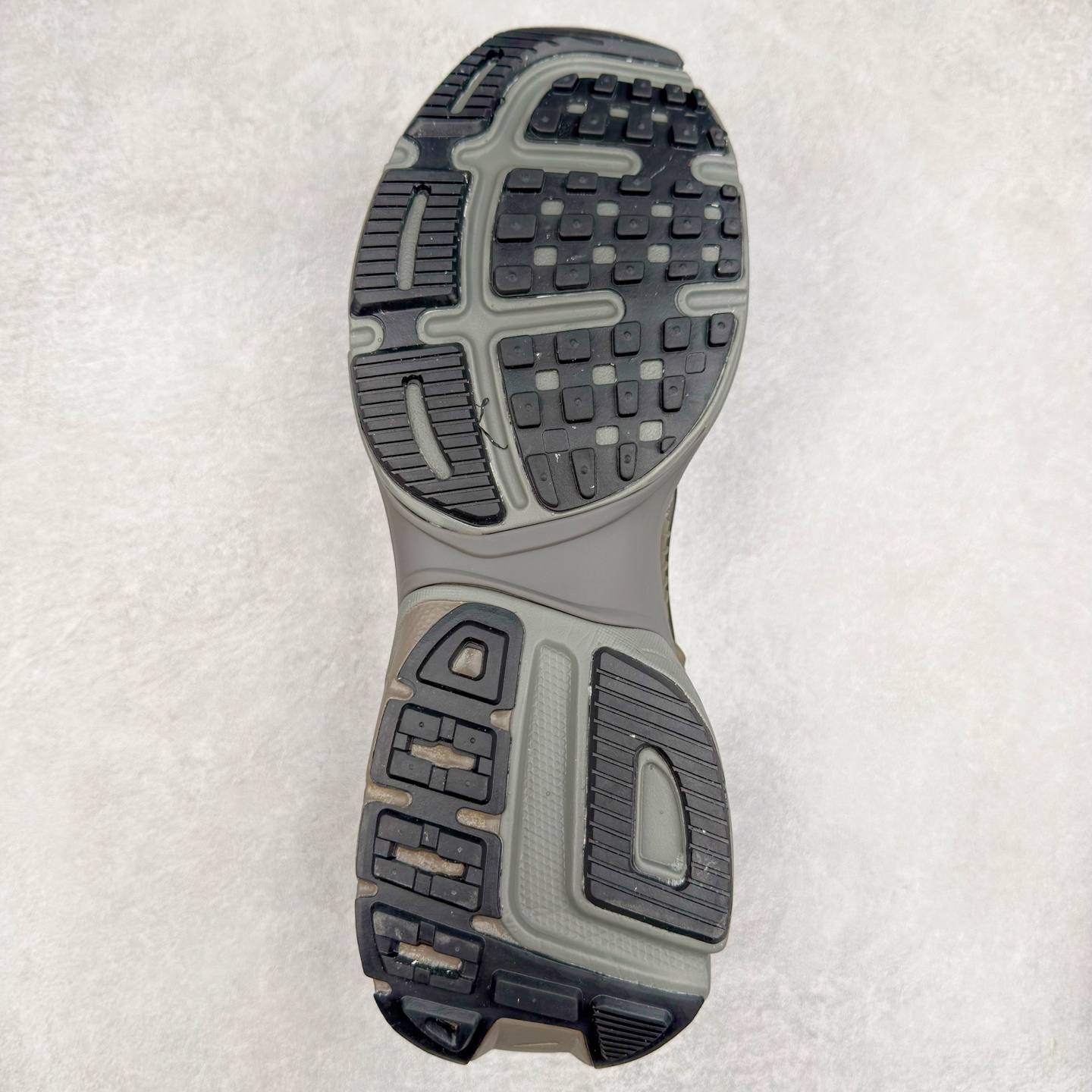 图片[9]-NK V2K Runtekk 减震防滑低帮 复古老爹鞋跑步鞋 HQ1678-200 鞋款被命名为 Runtekk 设计上借鉴了 2000 年的跑鞋风格 配色上以金属银为主调 简练又有复古运动气质 材质上使用大面积网眼、皮革、TPU 组成 支撑和透气性肯定不错 中底处由 Cushlon 泡绵打造 保证在压马路时可以提供优秀脚感 并通过一手做旧氧化效果突出复古感 中底造型很容易让大家联想到巴黎世家3XL 增高效果同样不能忽视 尺码：36 36.5 37.5 38 38.5 39 40 40.5 41 42 42.5 43 44 44.5 45-选品中心