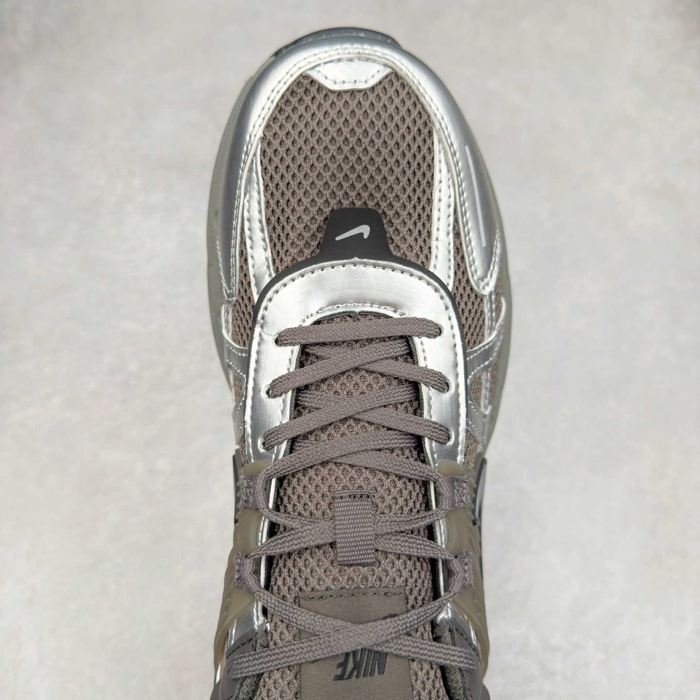 图片[4]-NK V2K Runtekk 减震防滑低帮 复古老爹鞋跑步鞋 HQ1678-200 鞋款被命名为 Runtekk 设计上借鉴了 2000 年的跑鞋风格 配色上以金属银为主调 简练又有复古运动气质 材质上使用大面积网眼、皮革、TPU 组成 支撑和透气性肯定不错 中底处由 Cushlon 泡绵打造 保证在压马路时可以提供优秀脚感 并通过一手做旧氧化效果突出复古感 中底造型很容易让大家联想到巴黎世家3XL 增高效果同样不能忽视 尺码：36 36.5 37.5 38 38.5 39 40 40.5 41 42 42.5 43 44 44.5 45-选品中心