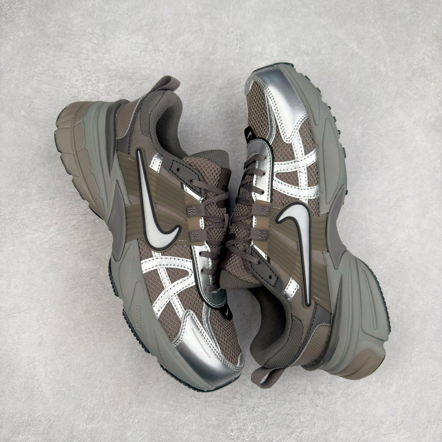 图片[3]-NK V2K Runtekk 减震防滑低帮 复古老爹鞋跑步鞋 HQ1678-200 鞋款被命名为 Runtekk 设计上借鉴了 2000 年的跑鞋风格 配色上以金属银为主调 简练又有复古运动气质 材质上使用大面积网眼、皮革、TPU 组成 支撑和透气性肯定不错 中底处由 Cushlon 泡绵打造 保证在压马路时可以提供优秀脚感 并通过一手做旧氧化效果突出复古感 中底造型很容易让大家联想到巴黎世家3XL 增高效果同样不能忽视 尺码：36 36.5 37.5 38 38.5 39 40 40.5 41 42 42.5 43 44 44.5 45-选品中心