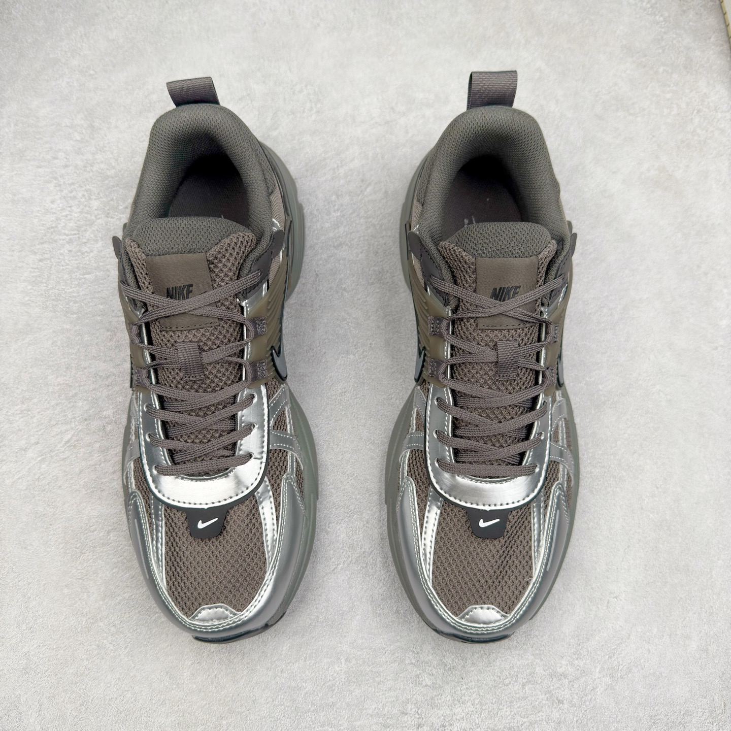 图片[2]-NK V2K Runtekk 减震防滑低帮 复古老爹鞋跑步鞋 HQ1678-200 鞋款被命名为 Runtekk 设计上借鉴了 2000 年的跑鞋风格 配色上以金属银为主调 简练又有复古运动气质 材质上使用大面积网眼、皮革、TPU 组成 支撑和透气性肯定不错 中底处由 Cushlon 泡绵打造 保证在压马路时可以提供优秀脚感 并通过一手做旧氧化效果突出复古感 中底造型很容易让大家联想到巴黎世家3XL 增高效果同样不能忽视 尺码：36 36.5 37.5 38 38.5 39 40 40.5 41 42 42.5 43 44 44.5 45-选品中心