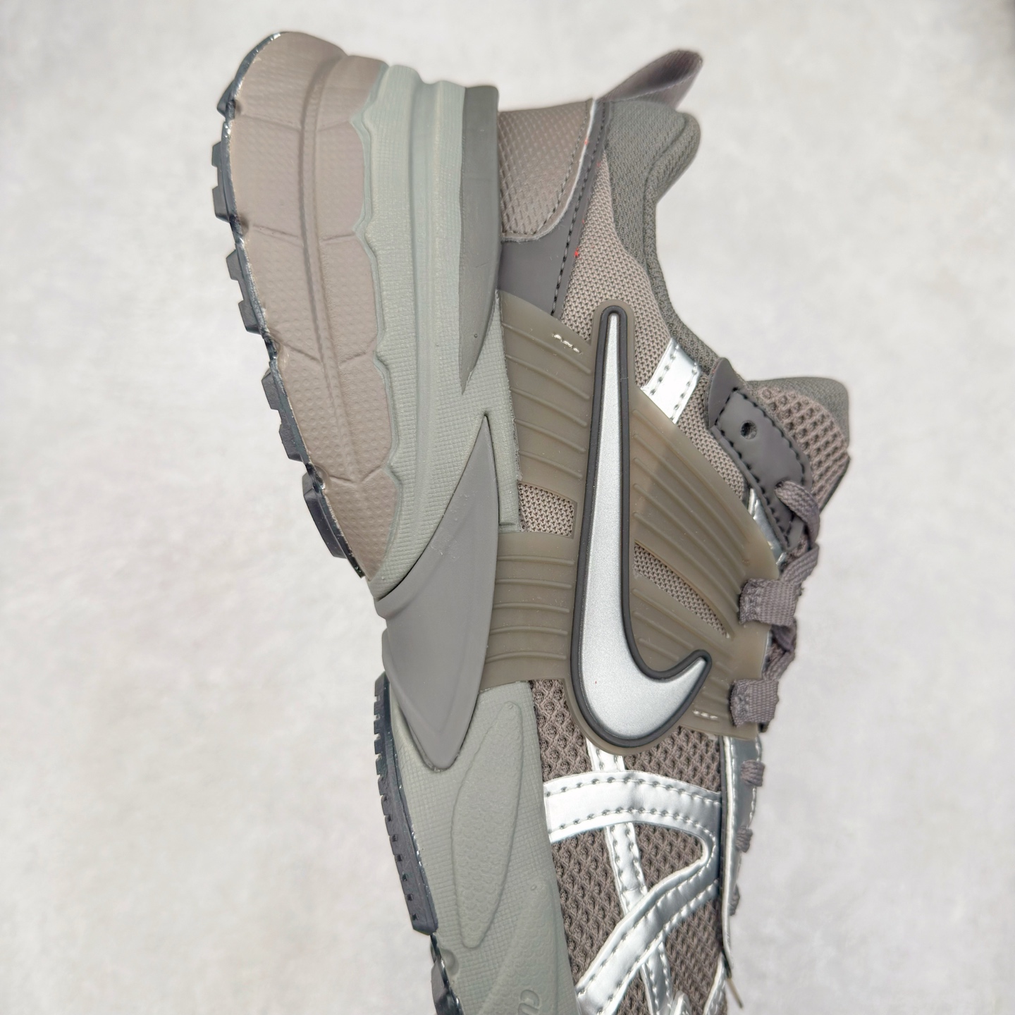 图片[6]-NK V2K Runtekk 减震防滑低帮 复古老爹鞋跑步鞋 HQ1678-200 鞋款被命名为 Runtekk 设计上借鉴了 2000 年的跑鞋风格 配色上以金属银为主调 简练又有复古运动气质 材质上使用大面积网眼、皮革、TPU 组成 支撑和透气性肯定不错 中底处由 Cushlon 泡绵打造 保证在压马路时可以提供优秀脚感 并通过一手做旧氧化效果突出复古感 中底造型很容易让大家联想到巴黎世家3XL 增高效果同样不能忽视 尺码：36 36.5 37.5 38 38.5 39 40 40.5 41 42 42.5 43 44 44.5 45-选品中心