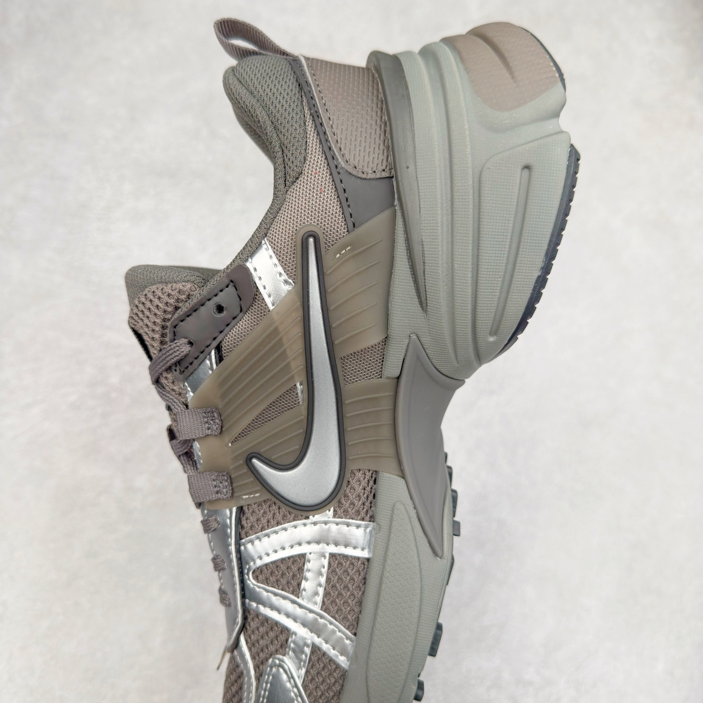 图片[7]-NK V2K Runtekk 减震防滑低帮 复古老爹鞋跑步鞋 HQ1678-200 鞋款被命名为 Runtekk 设计上借鉴了 2000 年的跑鞋风格 配色上以金属银为主调 简练又有复古运动气质 材质上使用大面积网眼、皮革、TPU 组成 支撑和透气性肯定不错 中底处由 Cushlon 泡绵打造 保证在压马路时可以提供优秀脚感 并通过一手做旧氧化效果突出复古感 中底造型很容易让大家联想到巴黎世家3XL 增高效果同样不能忽视 尺码：36 36.5 37.5 38 38.5 39 40 40.5 41 42 42.5 43 44 44.5 45-选品中心